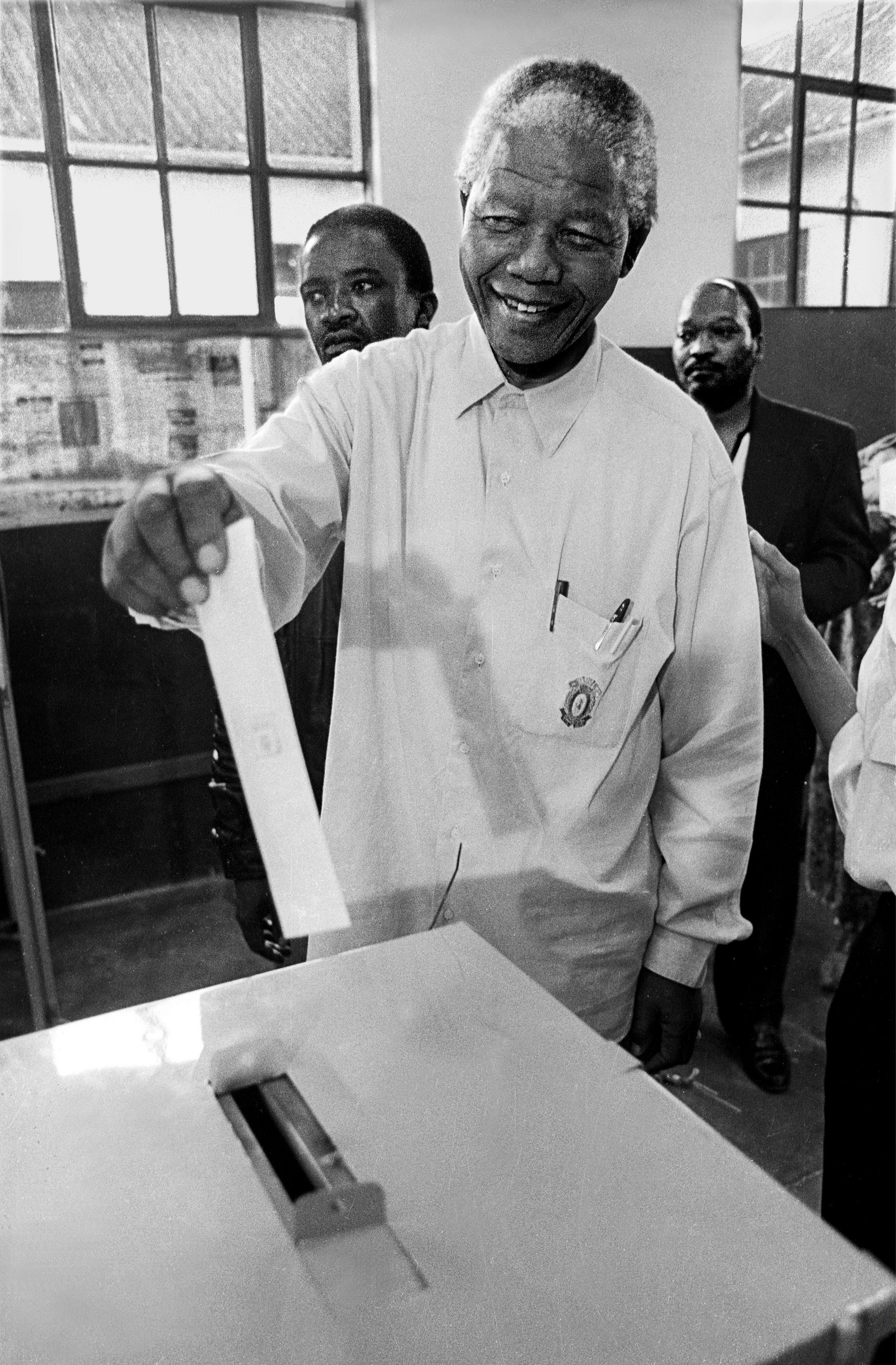 Nelson Man​dela ritratto mentre vota per la prima volta ​nella sua vita alle elezioni generali del 26 marzo 1994