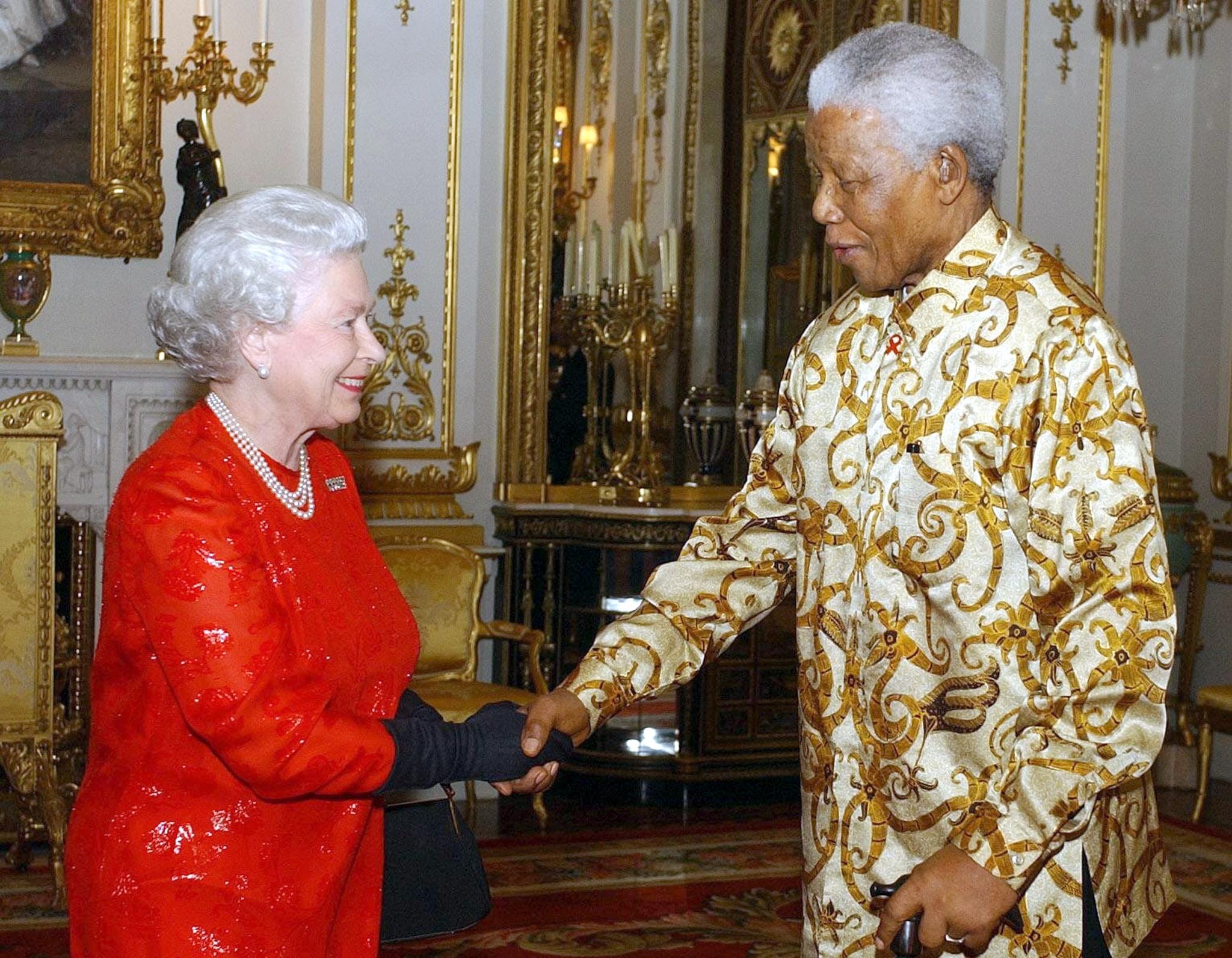 Incontro tra la Regina Elisabetta e Mandela durante un ricevimento a Buckingham Palace, il 20 ottobre 2003