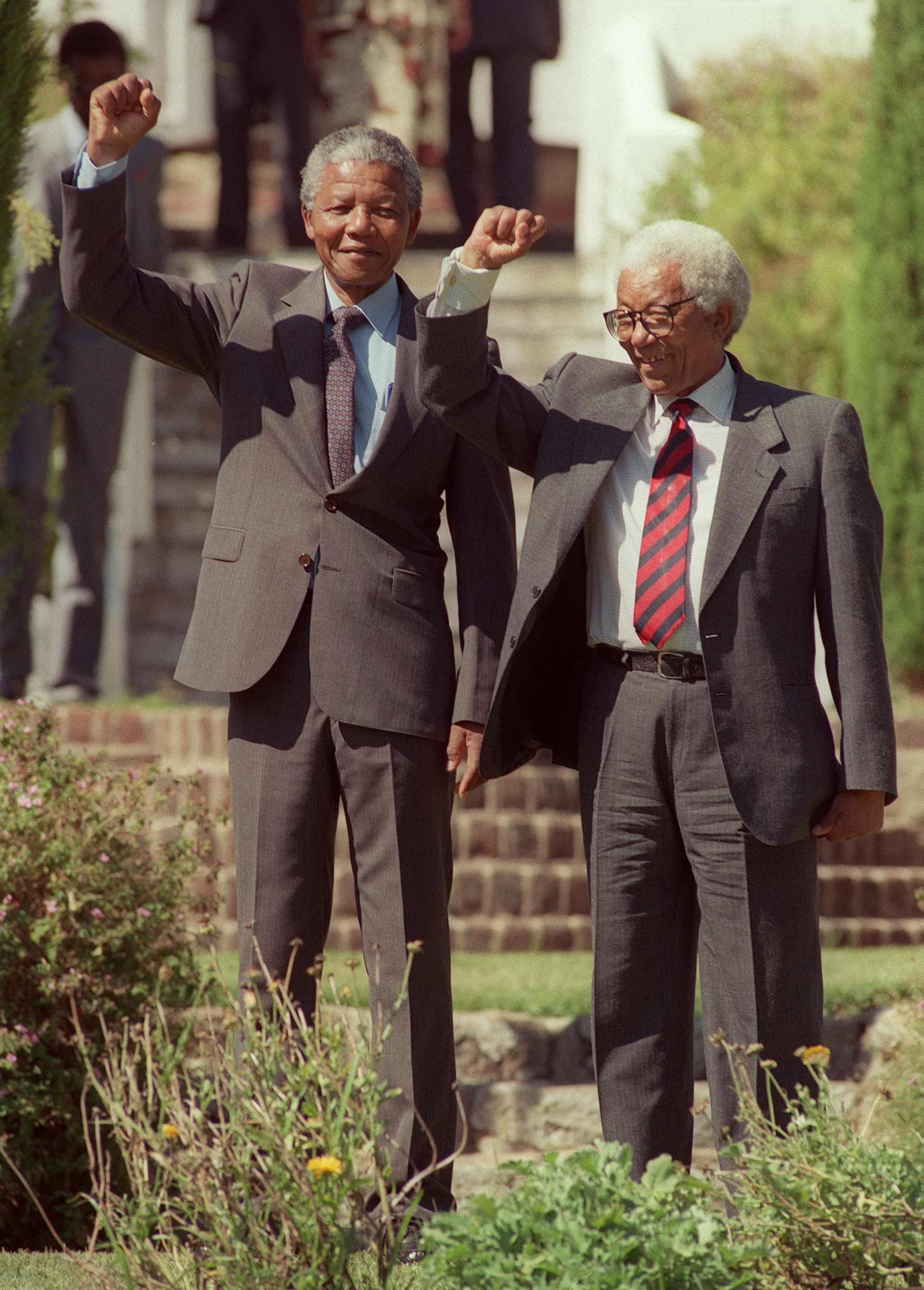 Insieme al segretario generale dell'African National Congress ed anche lui ex detenuto a Robben Island, Walter Sisulu il 12 febbraio 1990, il giorno dopo la scarcerazione di Nelson Mandela