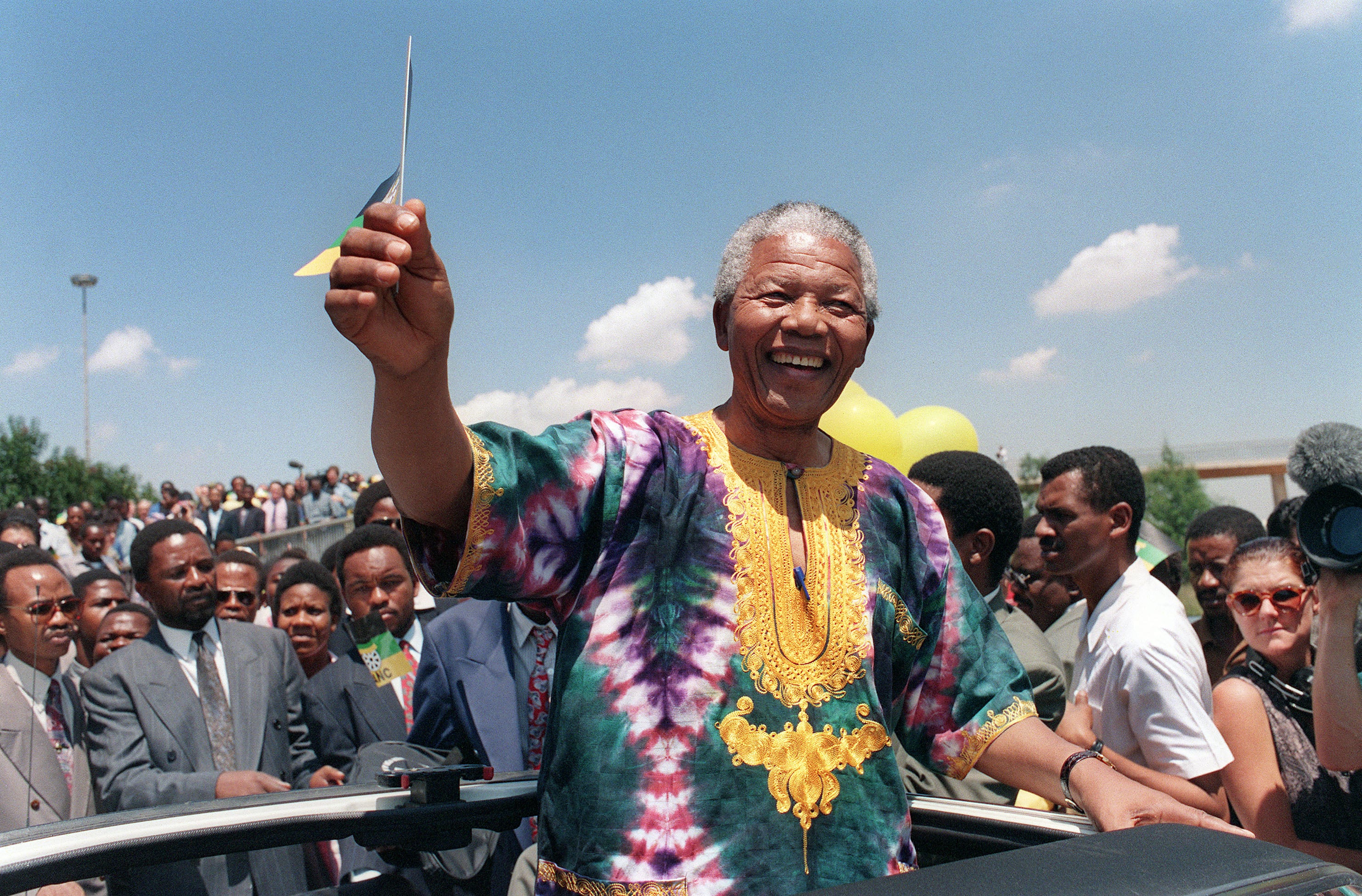 Mandela mentre saluta i suoi sostenitori durante una riunione elettorale, il 29 gennaio 1994 a Johannesburg. Nello stesso anno i sudafricani voteranno alle prime elezioni generali democratiche e multirazziali del paese