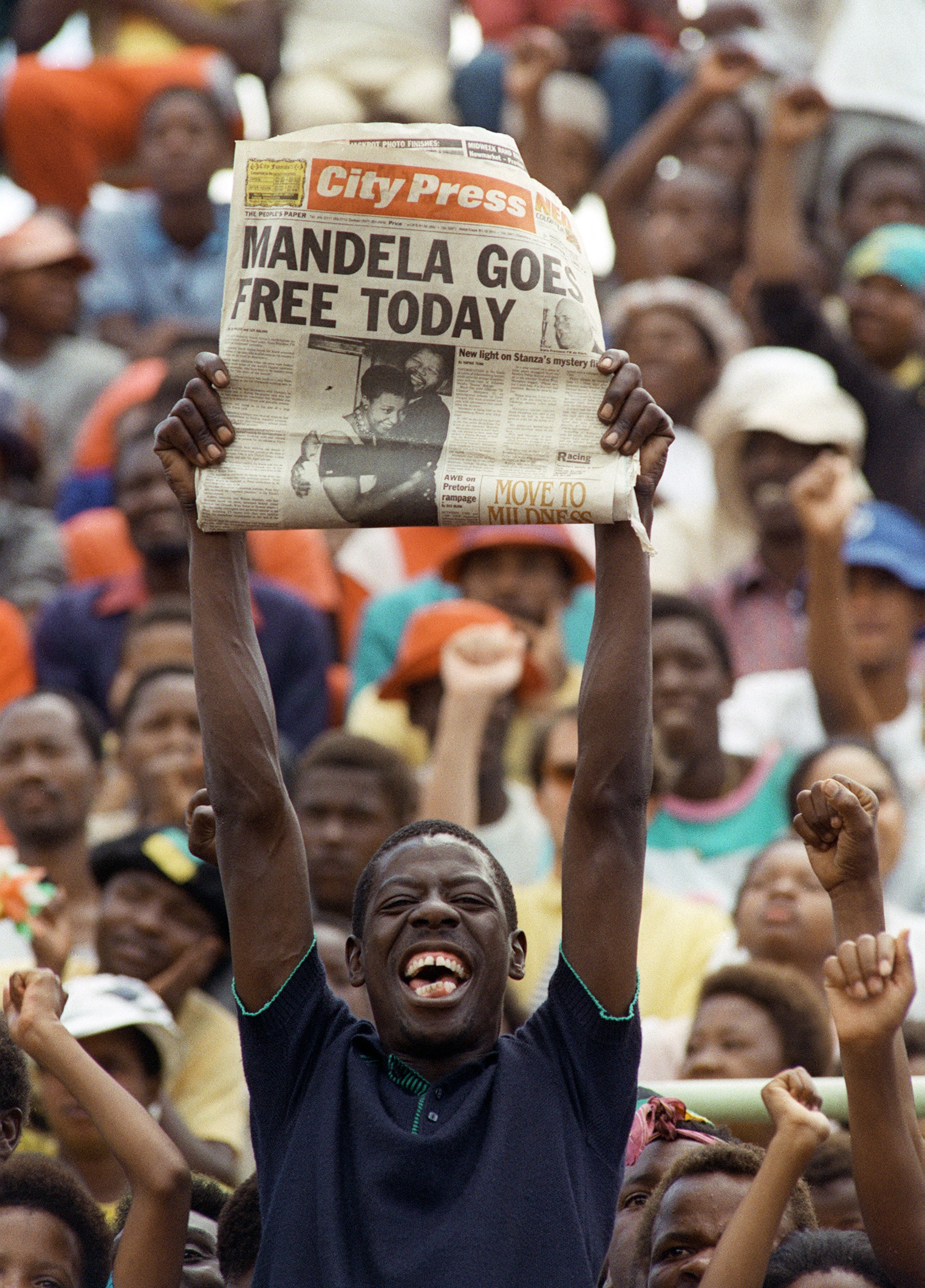 Un cittadino sudafricano mostra l'11 febbraio 1990 a Soweto un giornale che annuncia il rilascio del leader anti-apartheid Nelson Mandela, in occasione di una manifestazione di massa