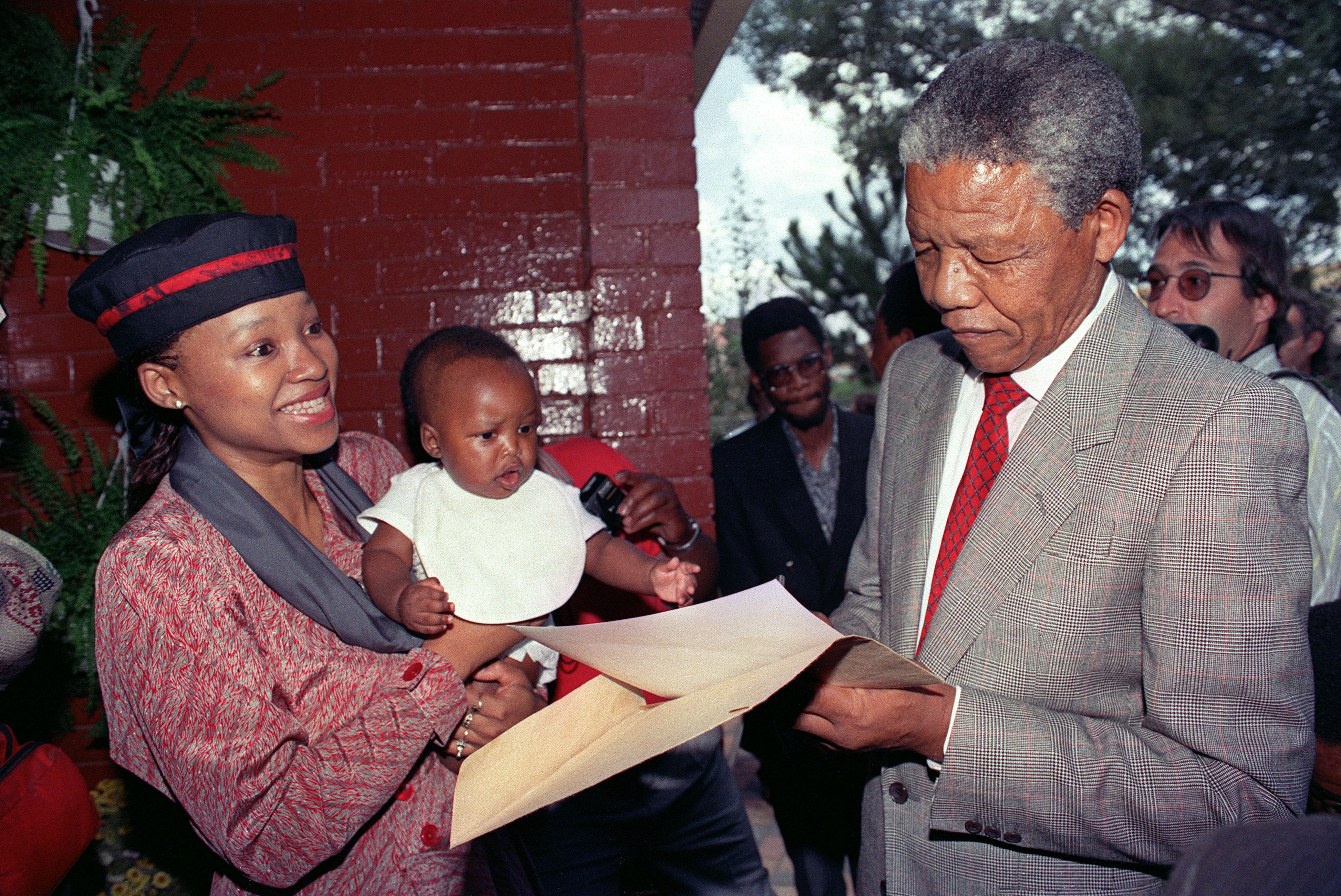 Mandela insieme a sua figlia Zinzi e al nipote Bambata