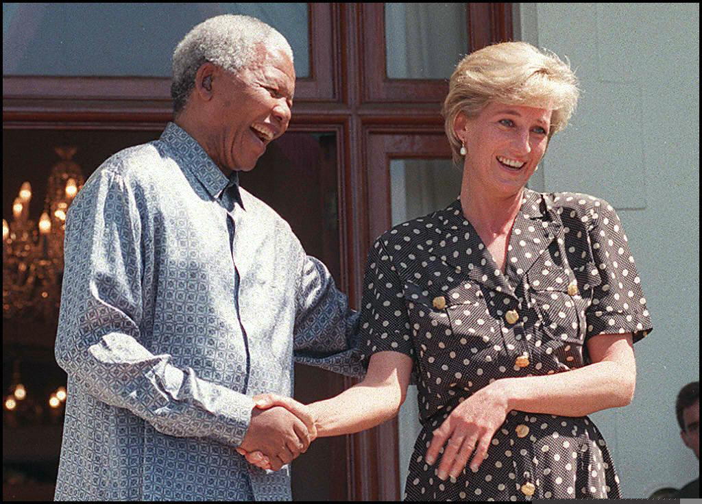 Insieme alla principessa Diana durante il loro incontro nella casa di Mandela a Città del Capo, nel 1997