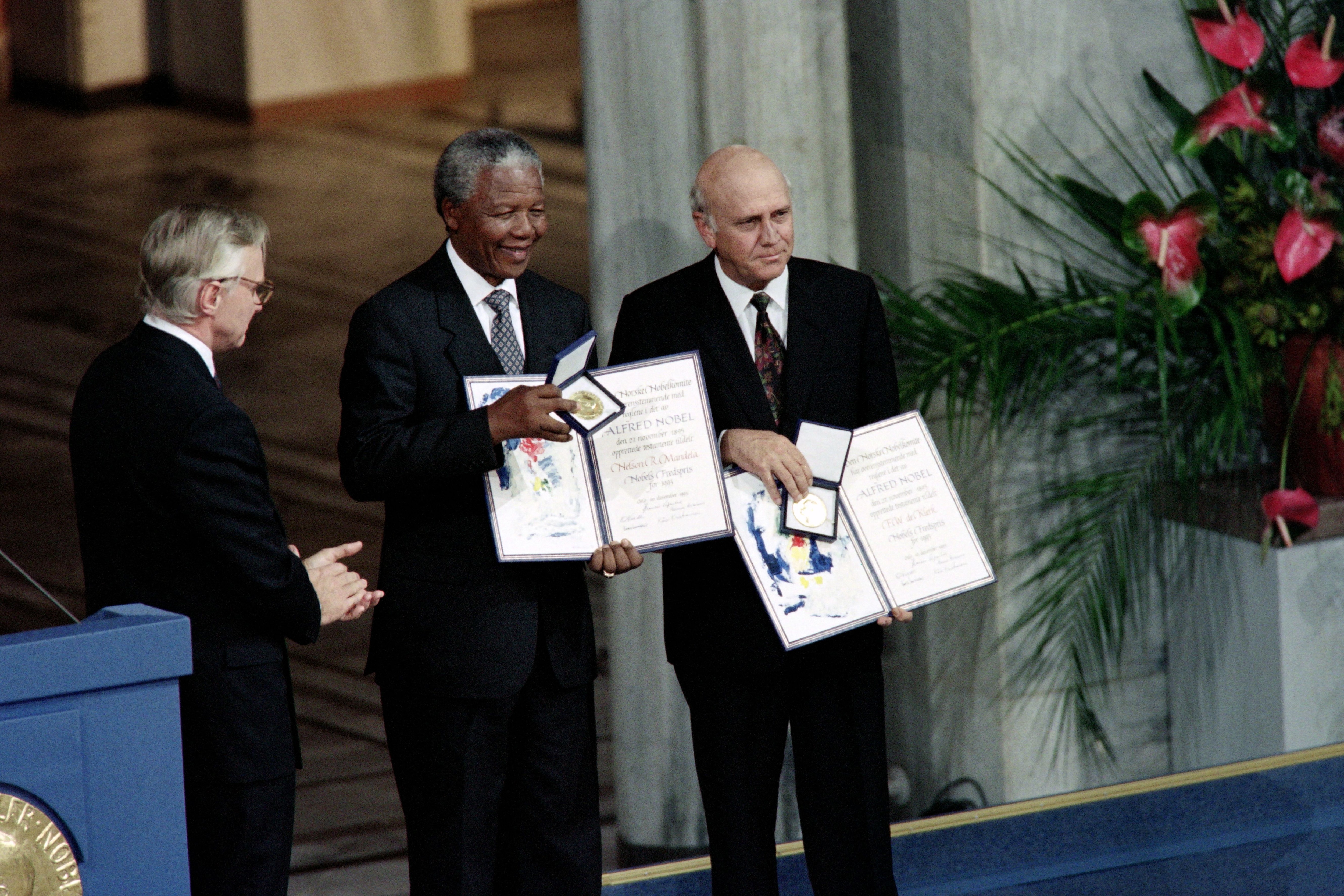 Nelson Mandela, presidente del Congresso nazionale africano sudafricano e il presidente sudafricano Frederik de Klerk (a destra) espongono il 9 dicembre 1993 a Oslo i loro premi Nobel per la pace, assegnati congiuntamente per i loro sforzi nel garantire una transizione pacifica dal dominio dell'apartheid. De Klerk si è dimesso da leader del Partito nazionale sudafricano nel 1997, dopo aver servito come secondo vicepresidente di Mandela fino al 1996