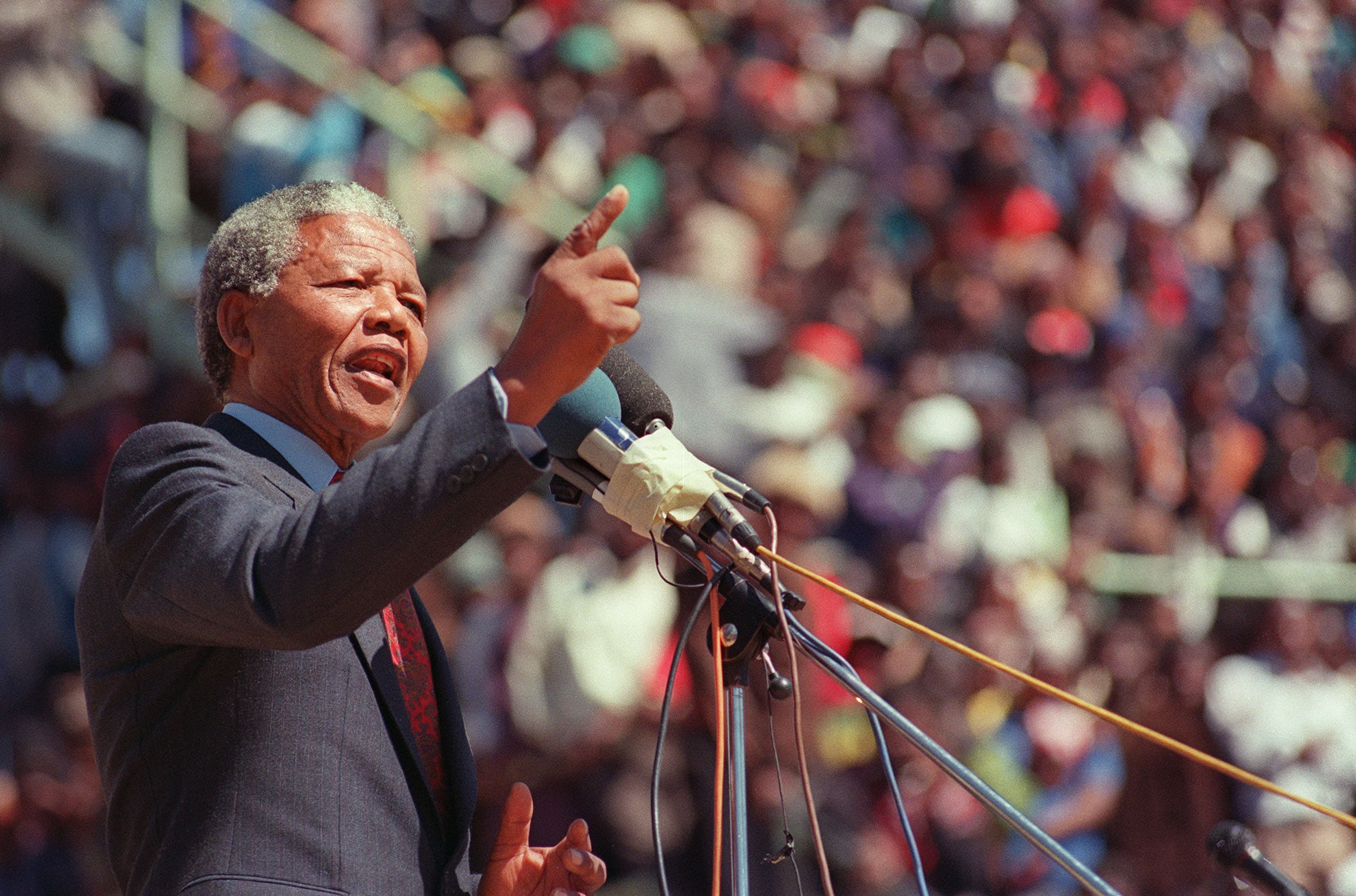Il leader anti apartheid ai funerali di 12 persone morte durante i disordini nella township a Soweto, il 20 settembre 1990