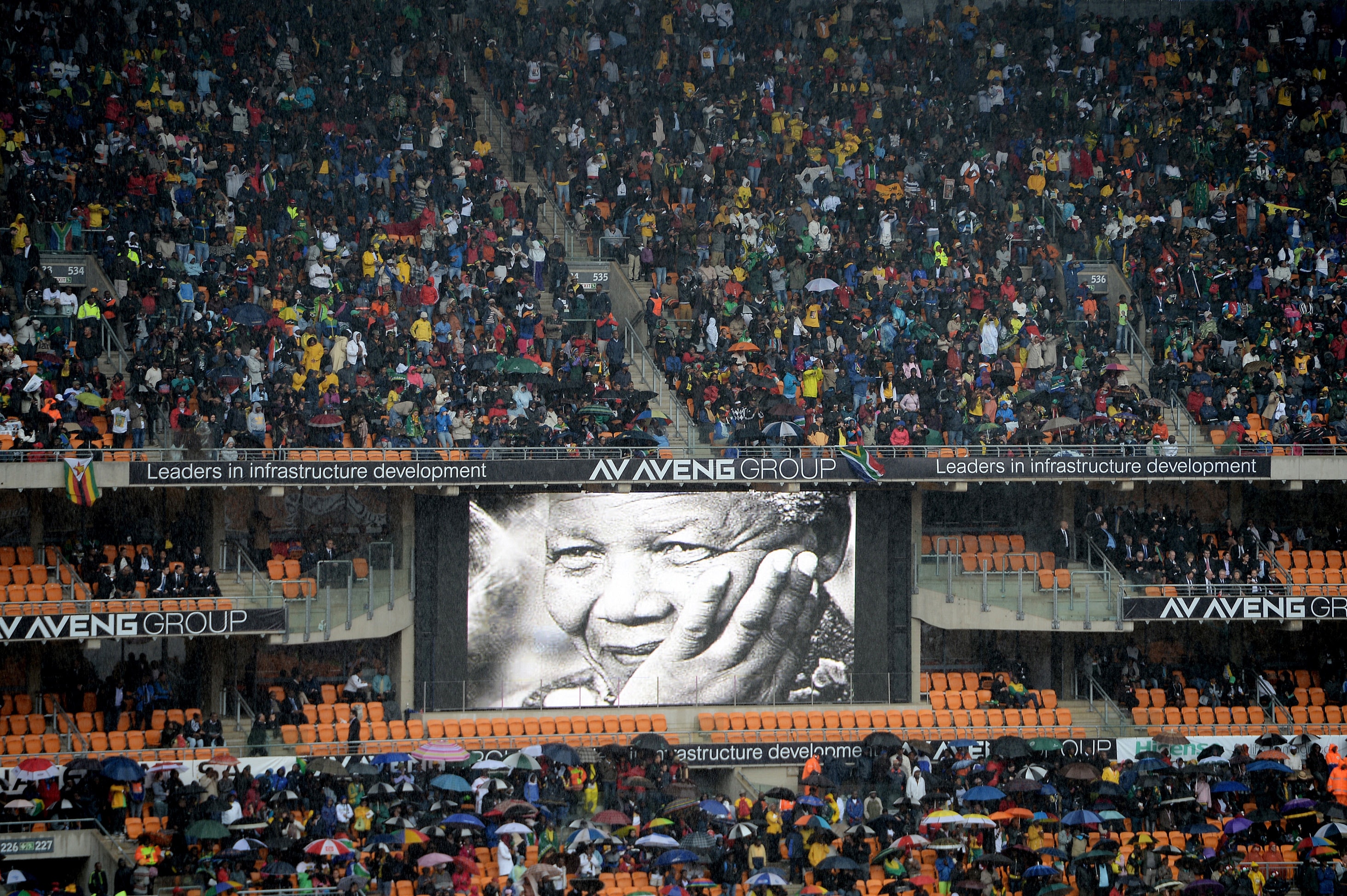 La cerimonia commemorativa di Nelson Mandela il 10 dicembre 2013 a Johannesburg. Oltre 60 capi di stato si sono recati in Sud Africa per partecipare a una settimana di eventi per commemorare la vita dell'ex presidente sudafricano. Mandela è morto la sera del 5 dicembre 2013 nella sua casa di Houghton all'età di 95 anni