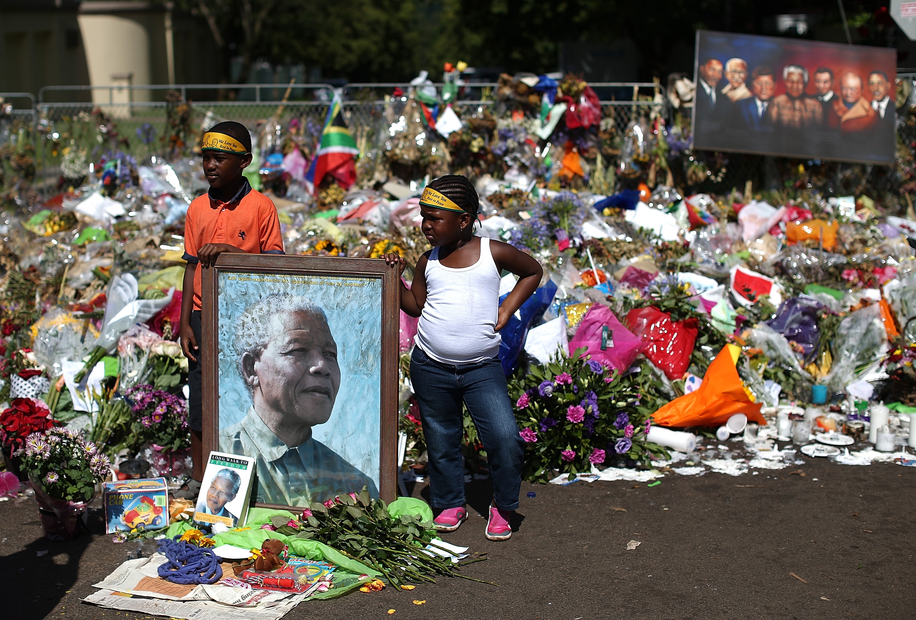 Un santuario di fiori costituito di fronte alla casa di Mandela, in seguito alla sua morte