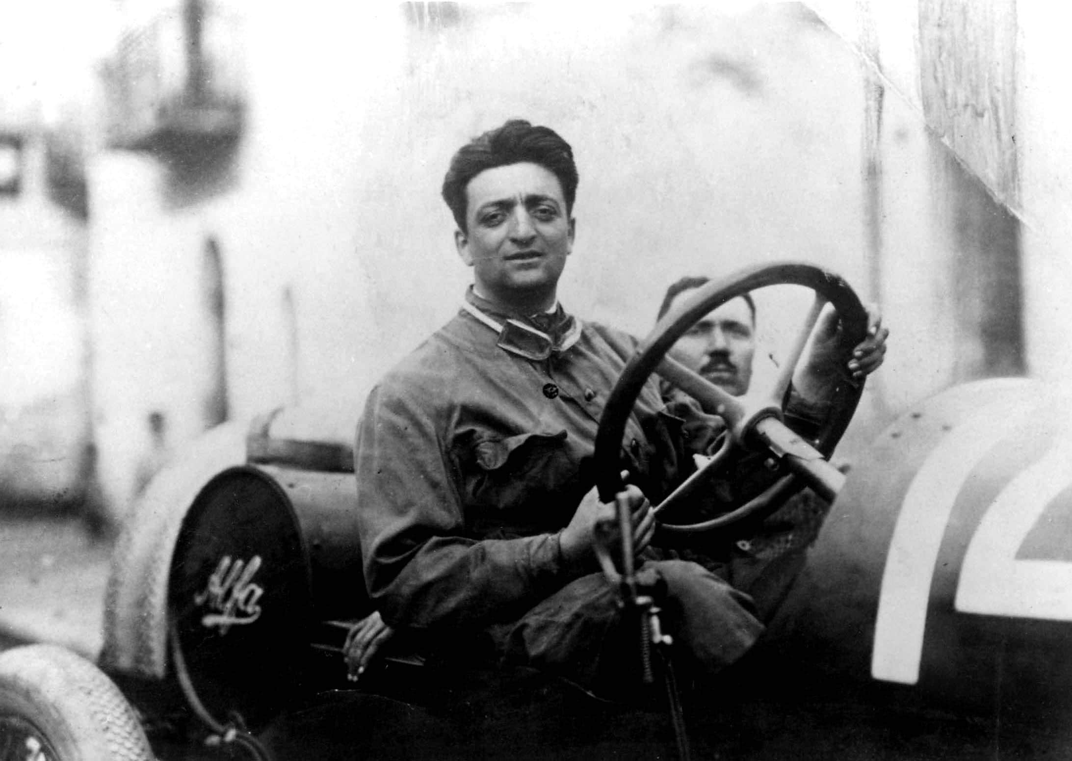 Ferrari a bordo di un'Alfa Romeo, nel 1923. Con la celebre casa automobilistica del biscione lavorerà per circa vent'anni, come pilota, collaudatore, collaboratore commerciale e responsabile dell'area corse