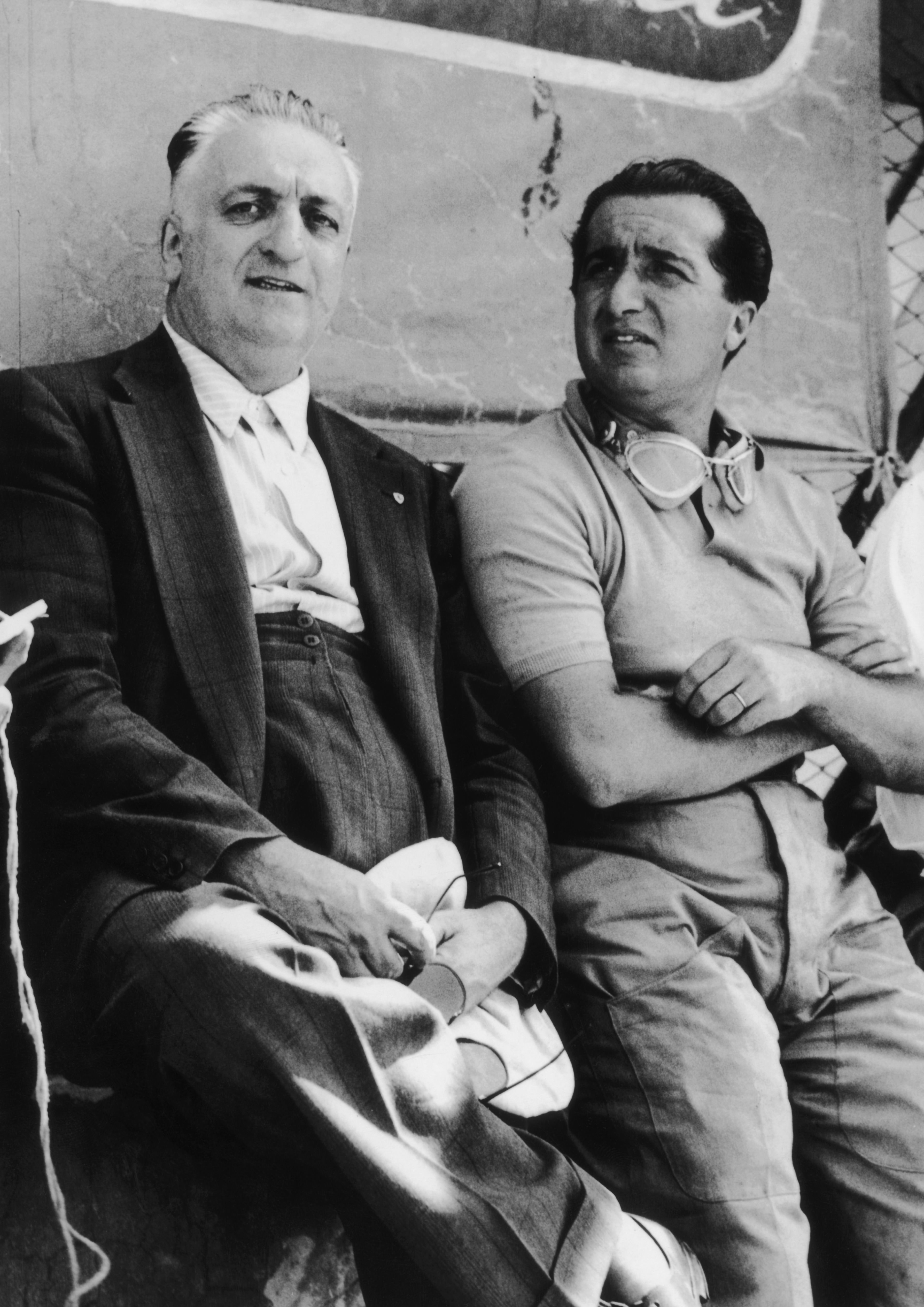 Insieme ad uno dei suoi piloti, Alberto Ascari, mentre parlano della loro strategia per il Gran Premio d'Italia ai box di Monza, il 1 settembre 1950