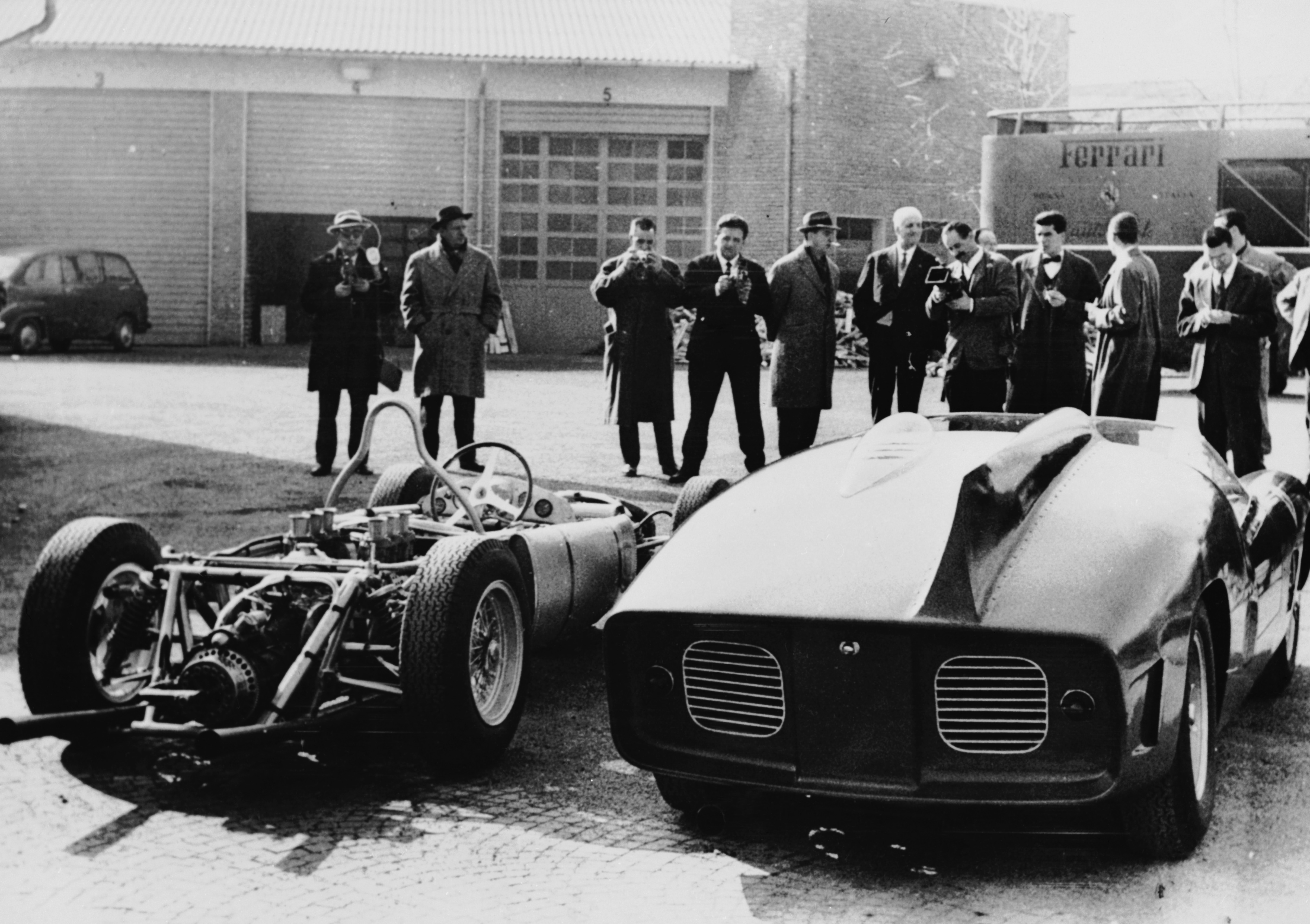 La casa automobilistica italiana Ferrari mostra le sue nuove auto da corsa alla stampa presso lo stabilimento di Maranello in Italia, il 17 febbraio 1961