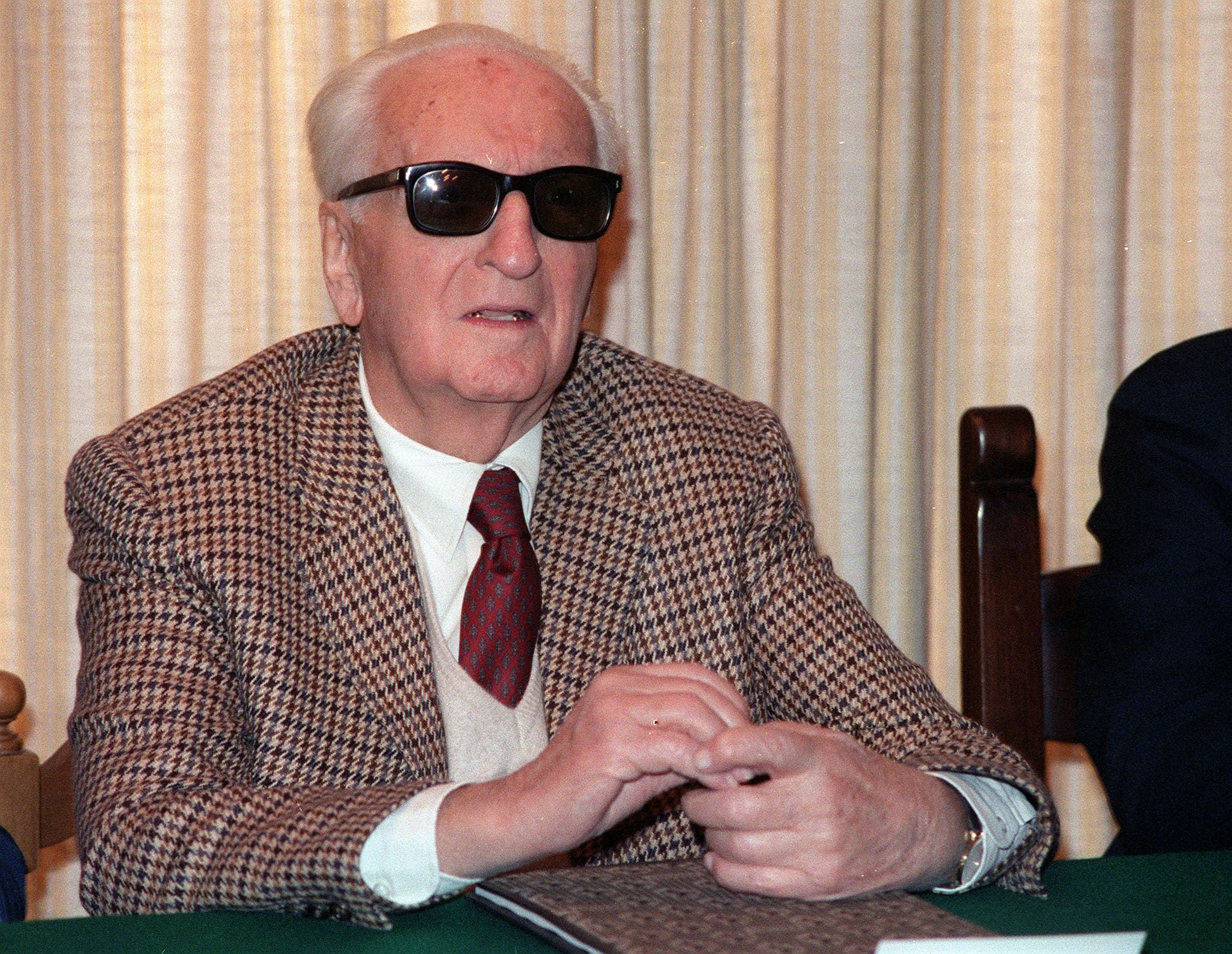 Un ritratto del 17 marzo 1987 a Maranello durante una conferenza stampa. Enzo Ferrari muore il 14 agosto 1988