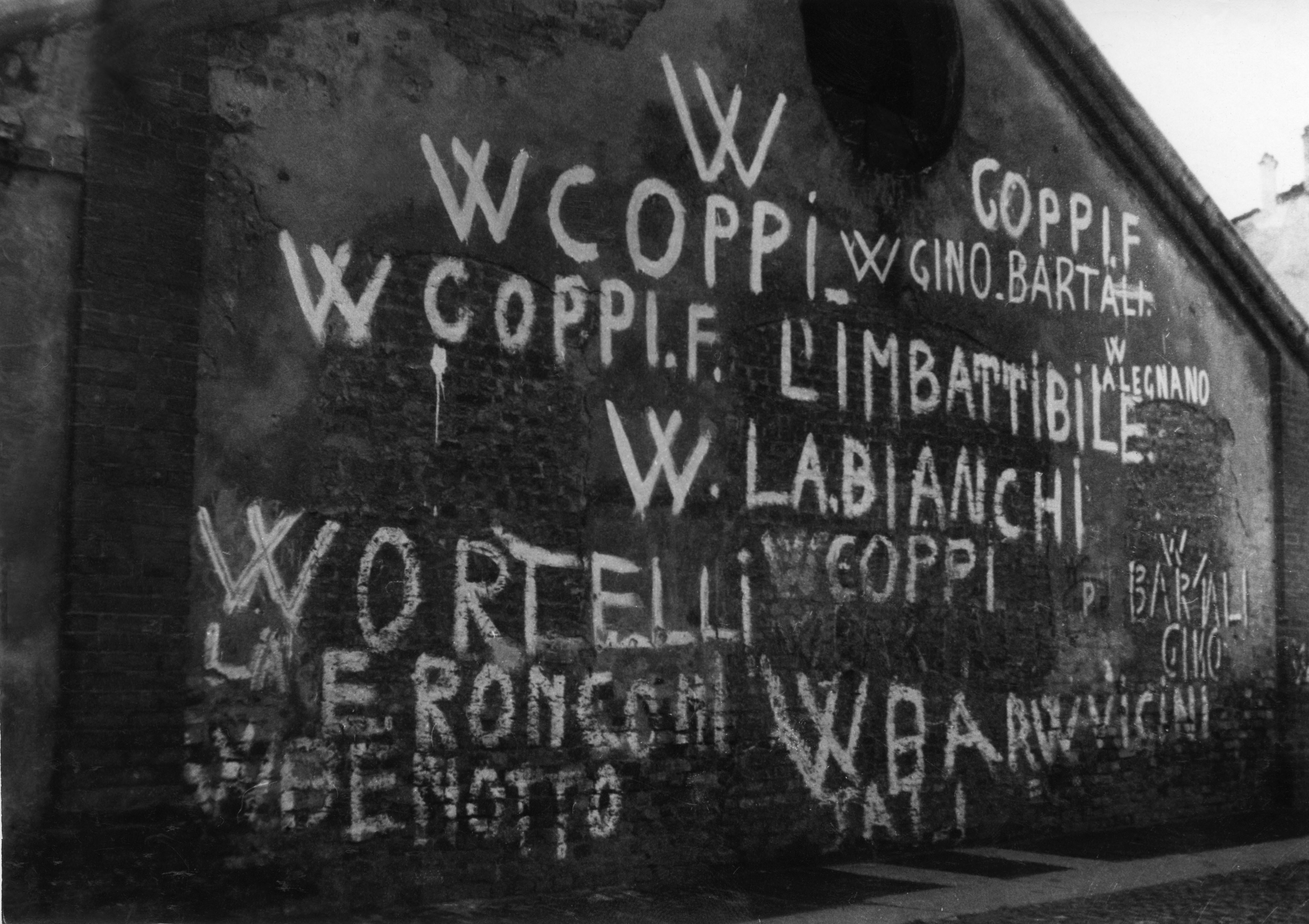 Anni Cinquanta: scritte sui muri per incitare i vari corridori, si nota anche qui il grande antagonismo tra Gino Bartali e Fausto Coppi