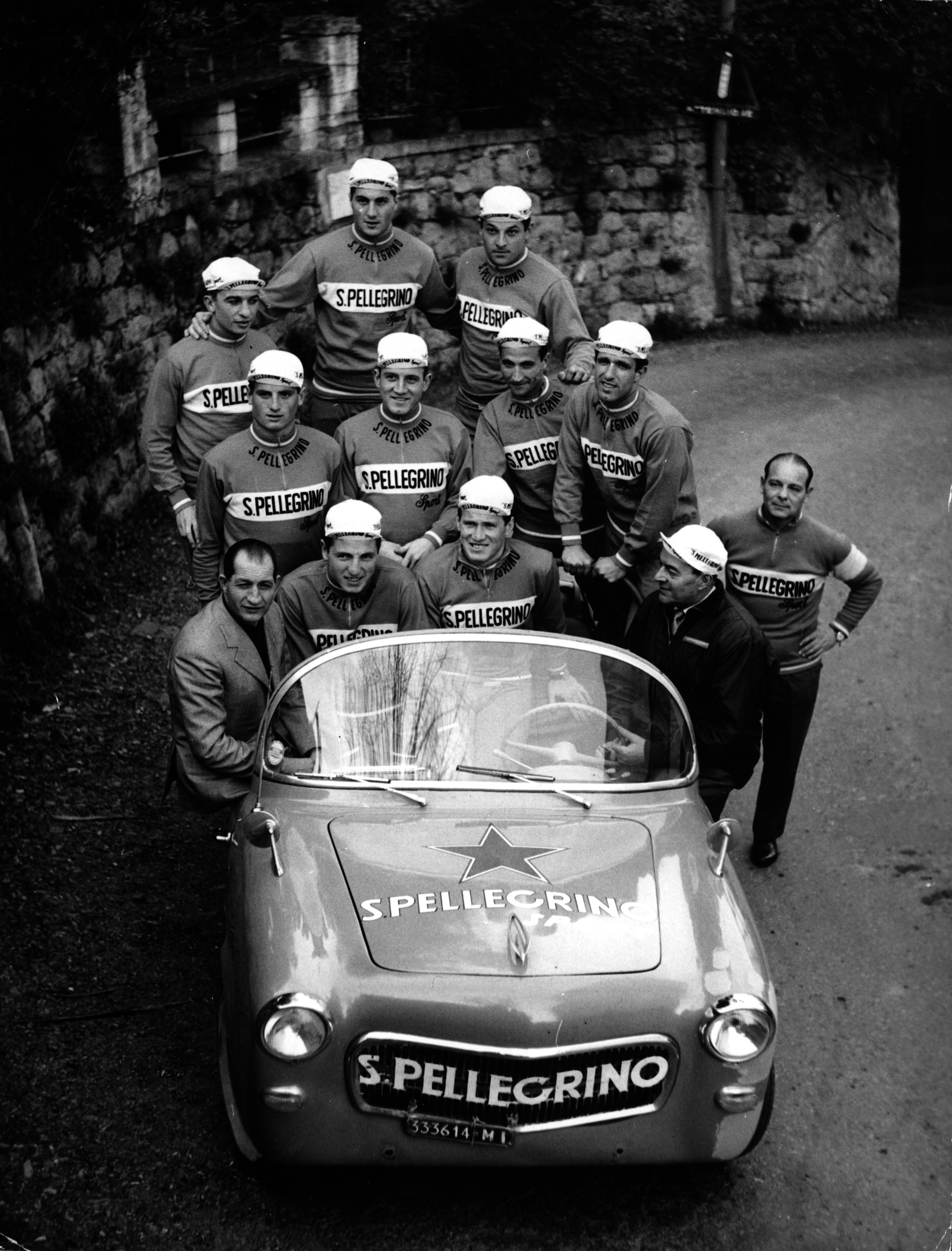 Bartali insieme ai ciclisti della San Pellegrino, in un momento di pausa da un allenamento