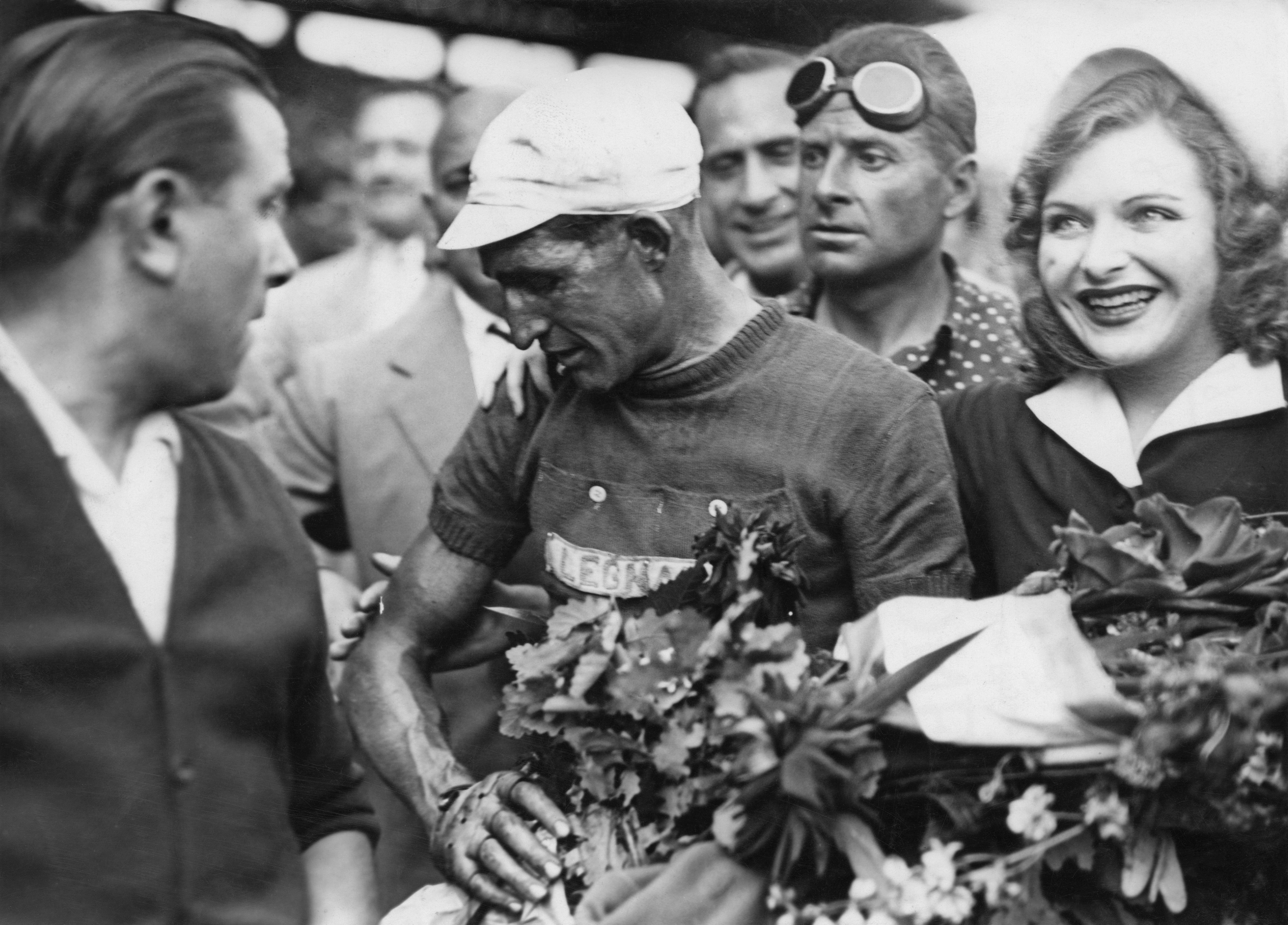 Gino Bartali al Parc des Princes di Parigi, dopo aver vinto per la seconda volta il Tour de France, il 25 luglio 1948