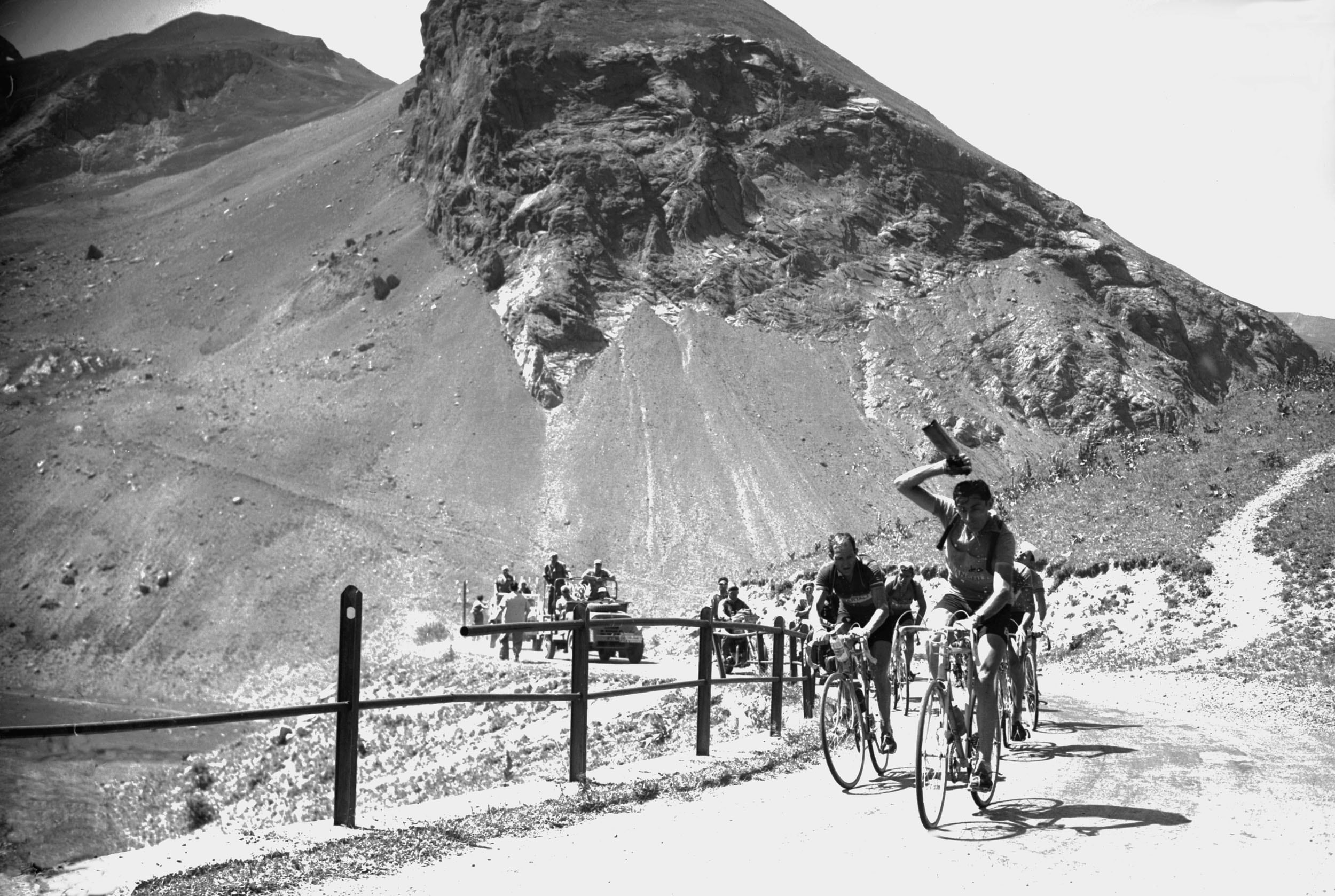 Fausto Coppi (primo nella foto) si rinfresca davanti al connazionale Gino Bartali (secondo nella foto) nella salita del Col du Galibier, il 06 luglio 1952 durante l'undicesima tappa del Tour de France tra Le Bourg d' Oisans e Sestriere