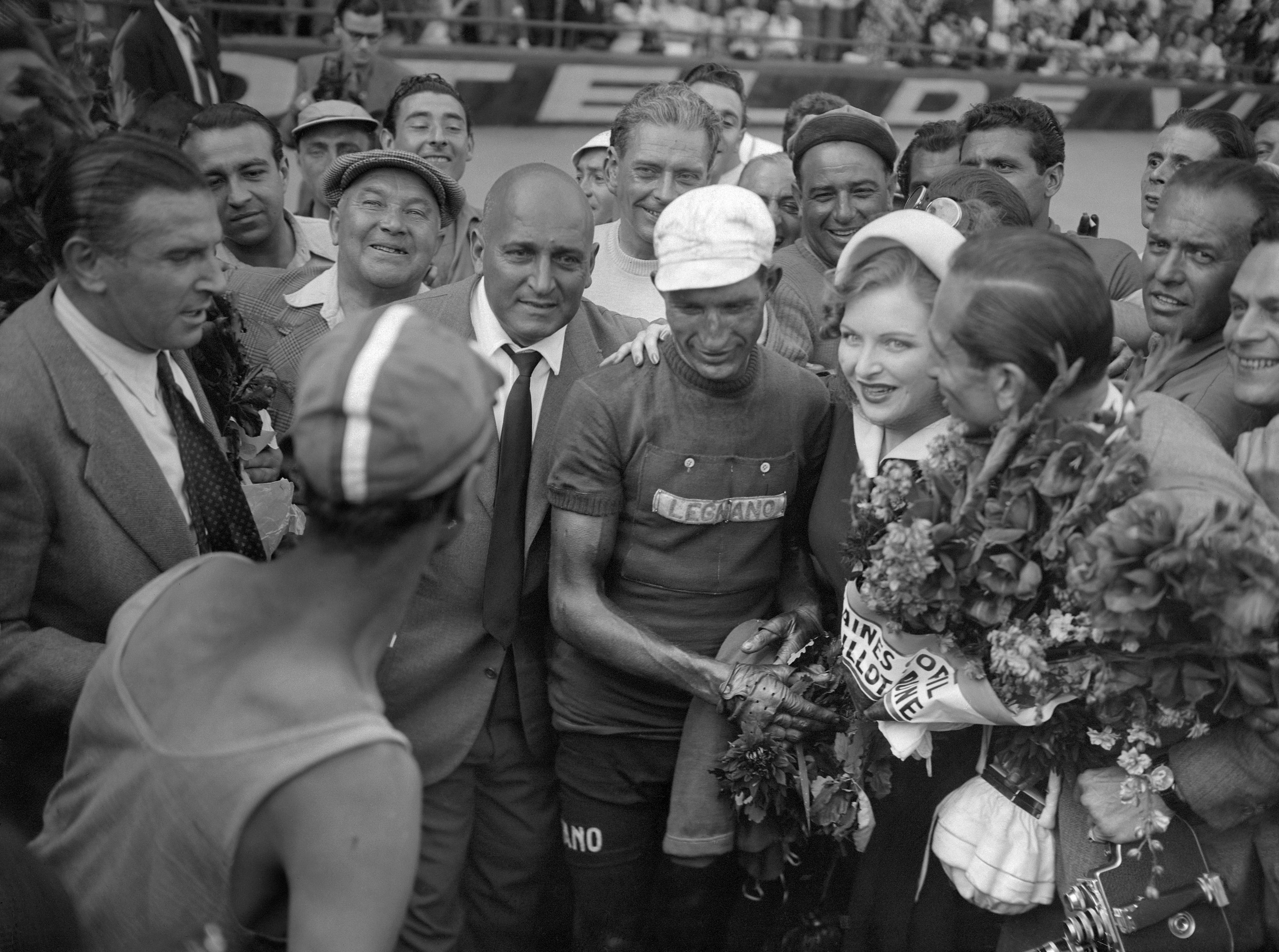 Luglio 1948: Bartali è acclamato a Parigi per la sua seconda vittoria al Tour de France. Il giorno prima dell'ultima tappa, il 14 luglio, uno studente di destra ferisce con un colpo di pistola il segretario del Partito Comunista Palmiro Togliatti, ricoverato in fin di vita. Il paese è sull'orlo di una guerra civile e la vittoria di Bartali il giorno dopo riporta entusiasmo e serenità in tutto il paese