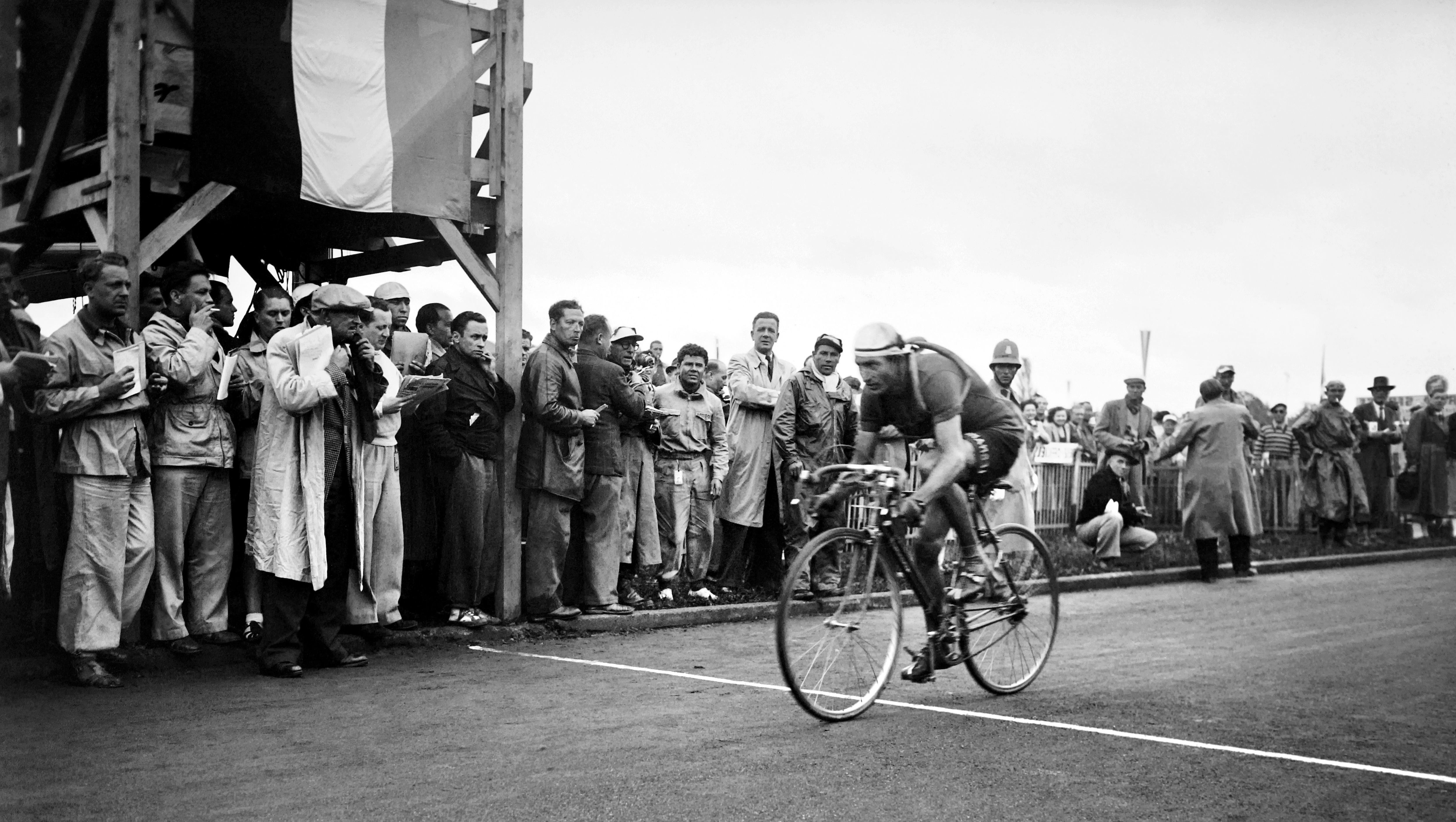 Gino Bartali mentre taglia il traguardo vincendo la quindicesima tappa del Tour de France tra Aix-les-Bains e Losanna (Svizzera) il 18 luglio 1948. Bartali ha vinto la sua terza tappa consecutiva nelle Alpi e ha mantenuto la maglia gialla di leader. In totale quell'anno ha vinto sette tappe complessive conquistando poi il suo secondo Tour de France, dieci anni dopo la sua prima vittoria