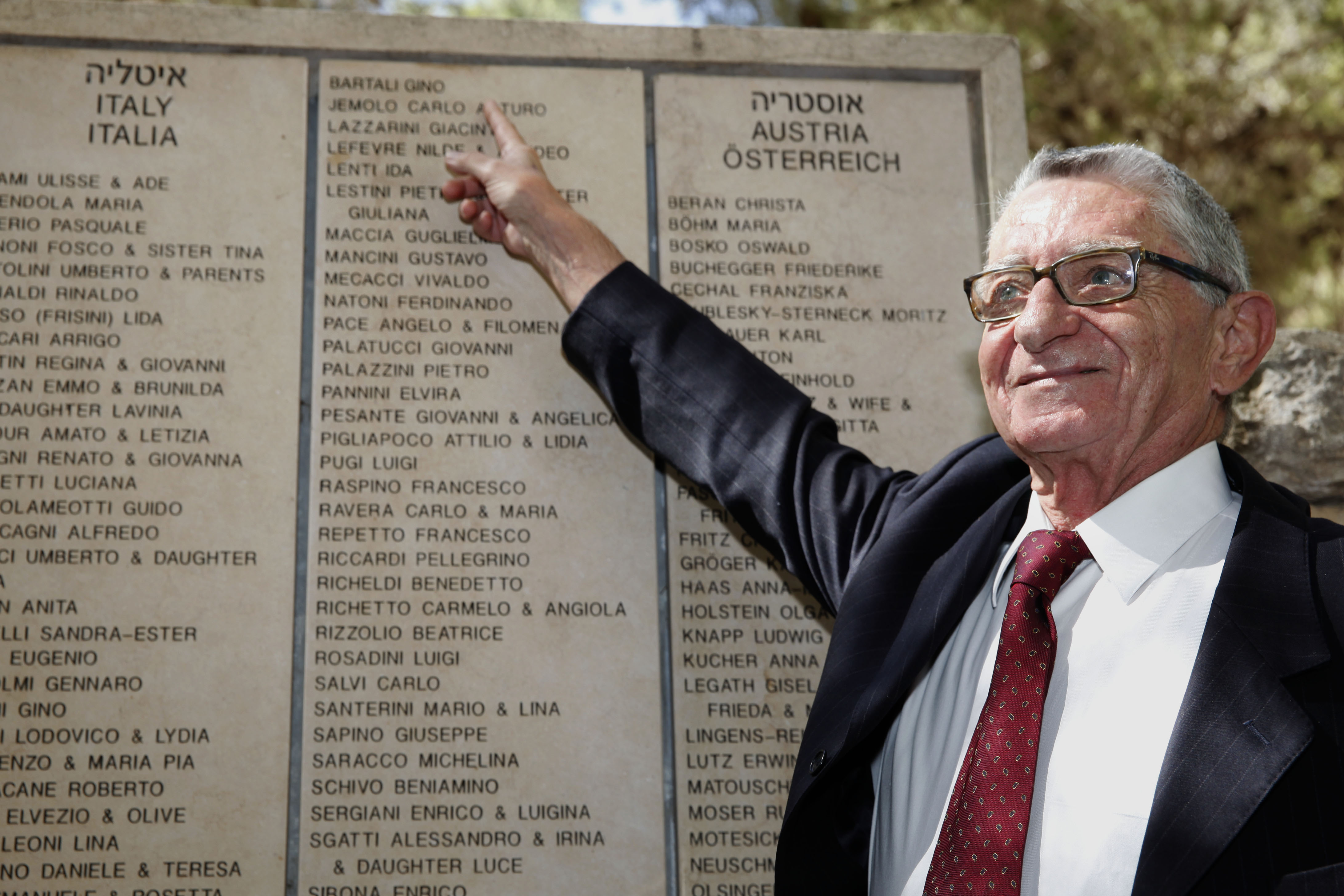Andrea Bartali, figlio del compianto ciclista italiano, mostra il nome di Gino Bartali sul Muro d'Onore durante una cerimonia di svelamento del suo nome nel Giardino dell'Olocausto Giusti tra le nazioni al Museo Yad Vashem Holocaust Memorial a Gerusalemme il 10 ottobre 2013
