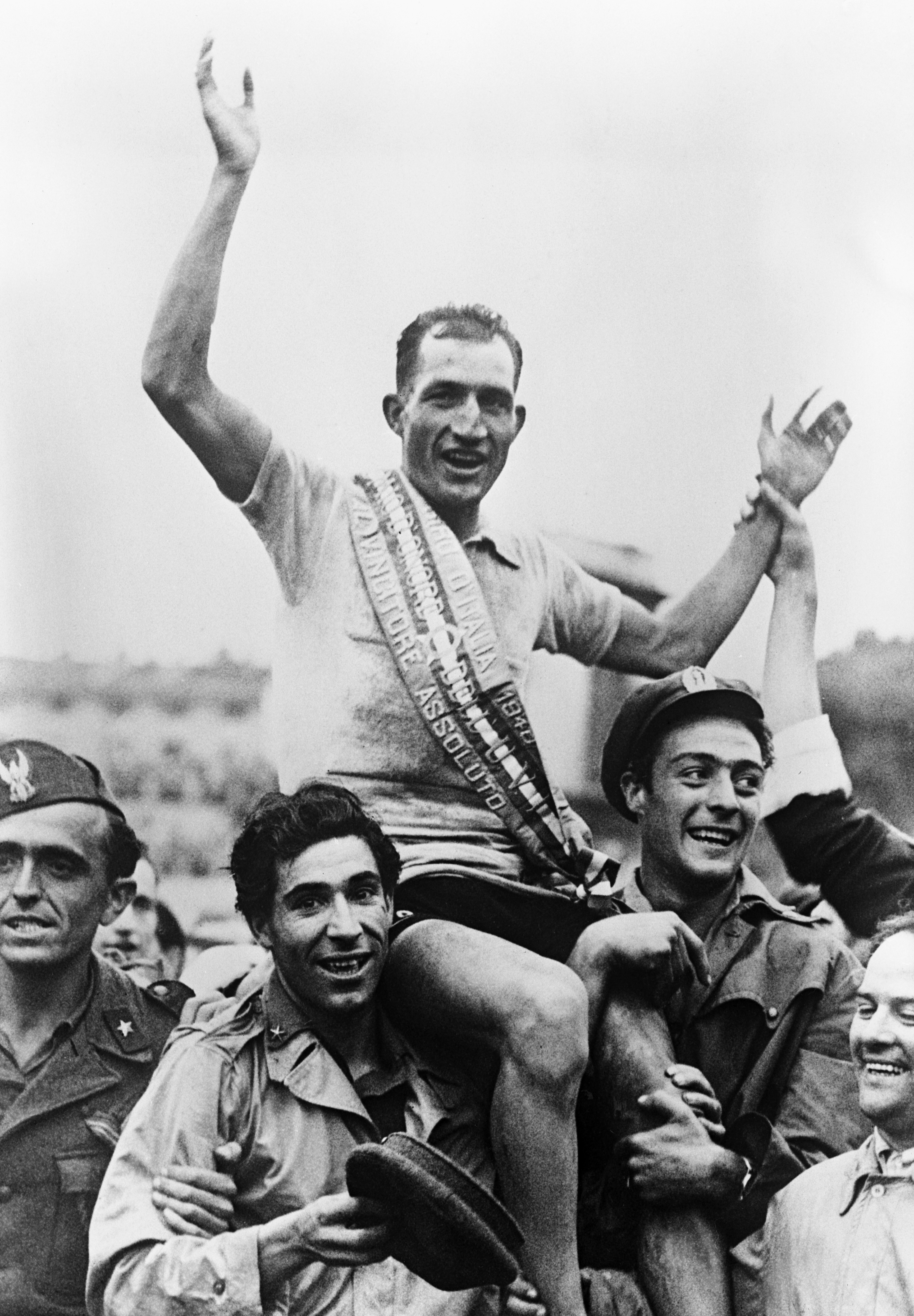 Bartali portato in trionfo dopo la vittoria al Giro d'Italia, il 7 luglio 1946