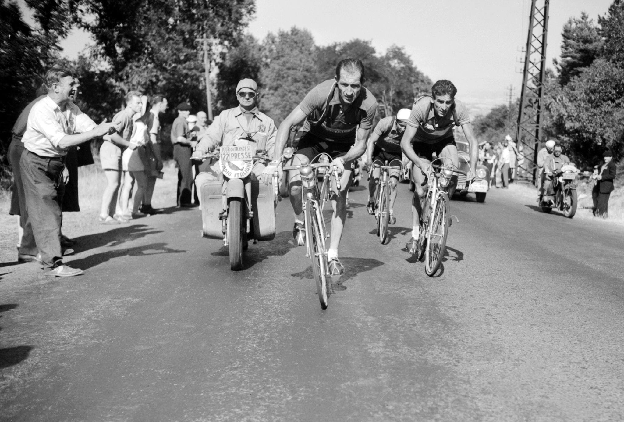 Bartali durante il Tour de France del 1952. Ne vincerà due nel corso della sua carriera