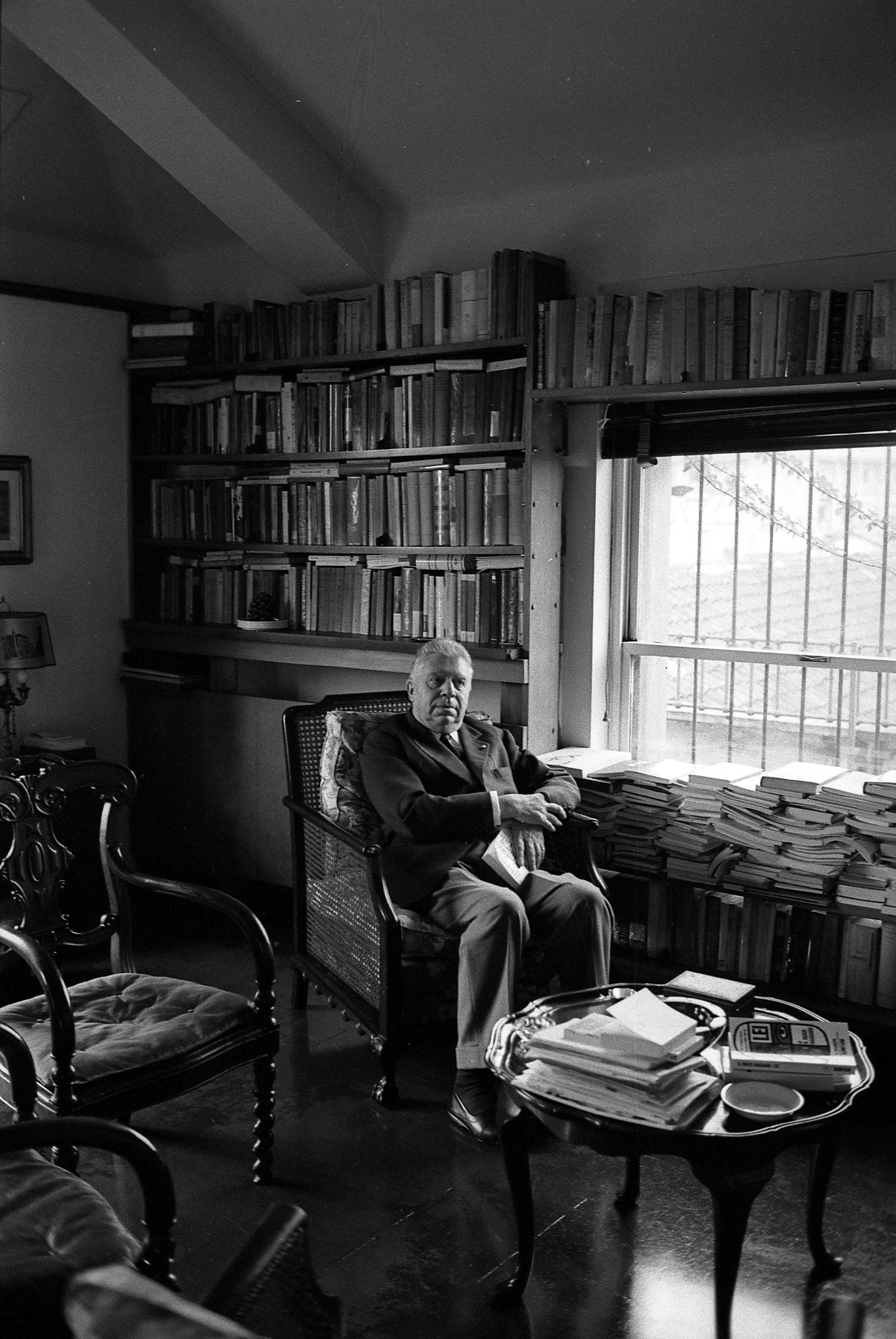 Milano, 1966 - Il poeta Eu​genio Montale, nella sua casa