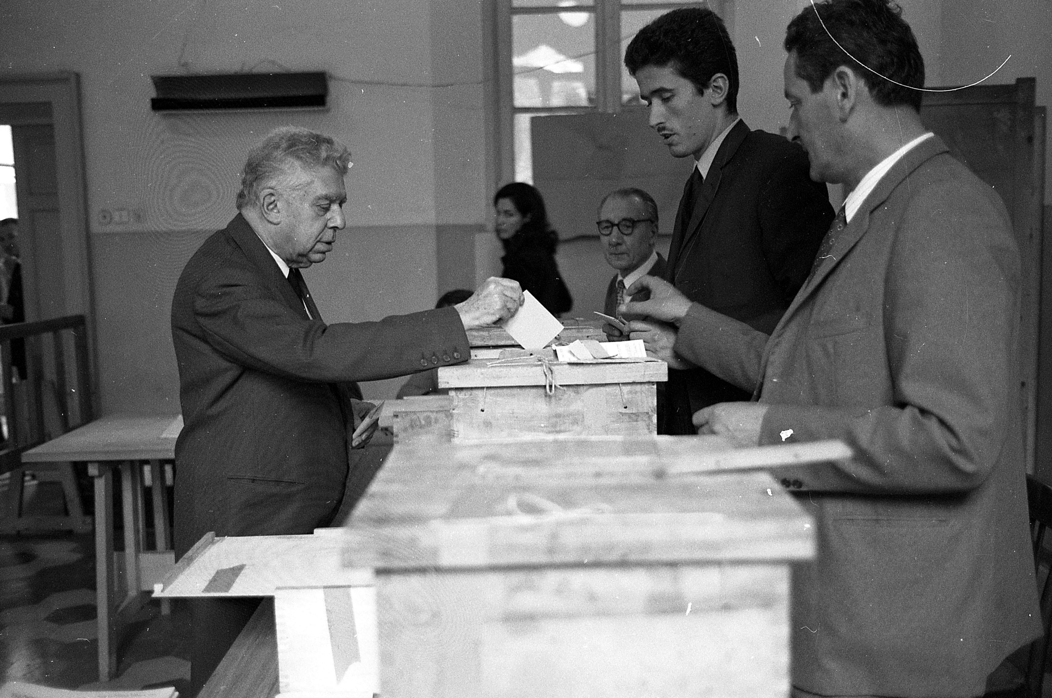 Milano, elezioni regionali del 1970 ​- Il poeta Eugenio Montale vot​a