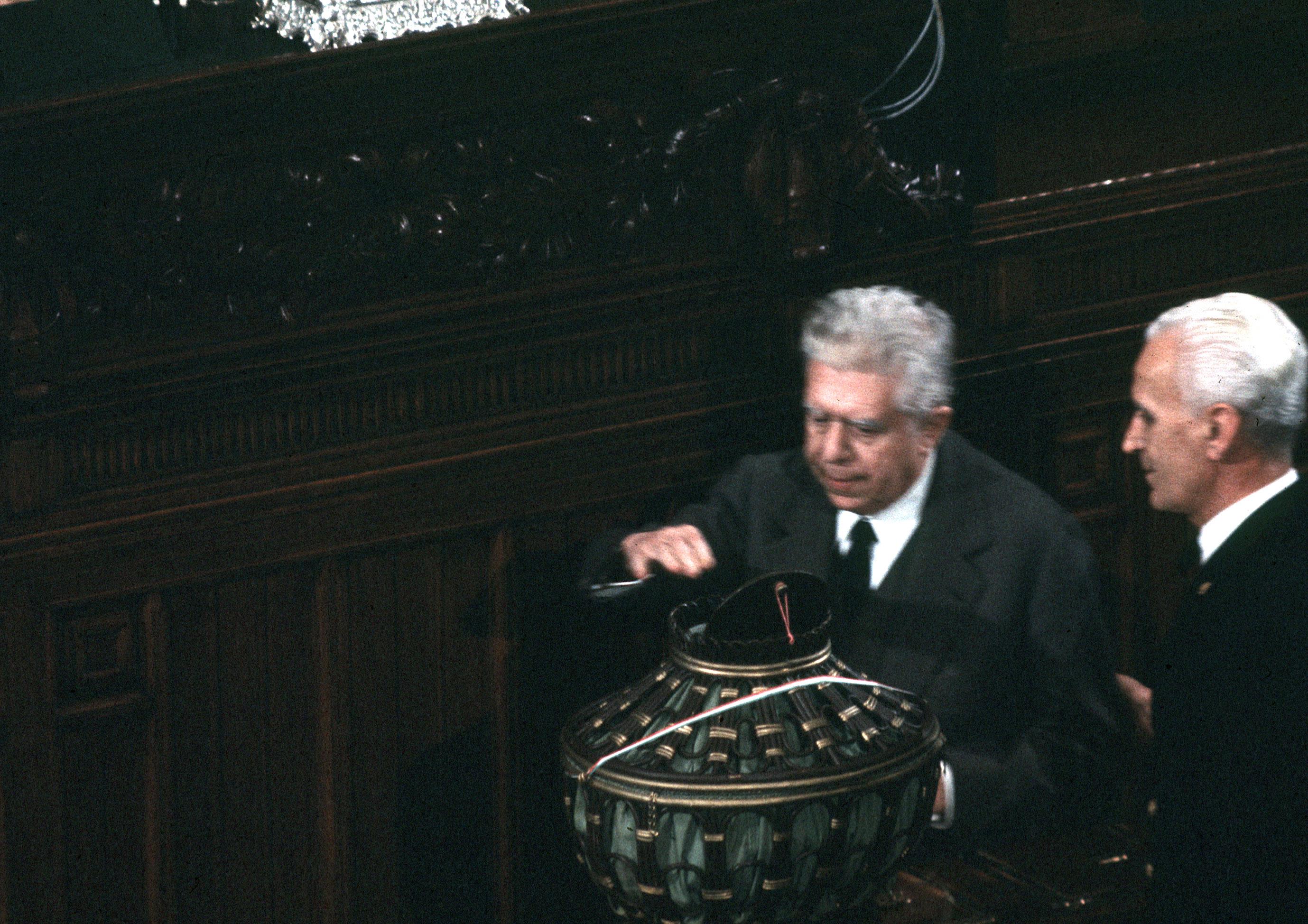 30 novembre 1971, Montale, senatore a vita, vota a Montecitorio, Camera​ dei Deputati - Elezione del n​uovo Presidente della Repubbli​ca 