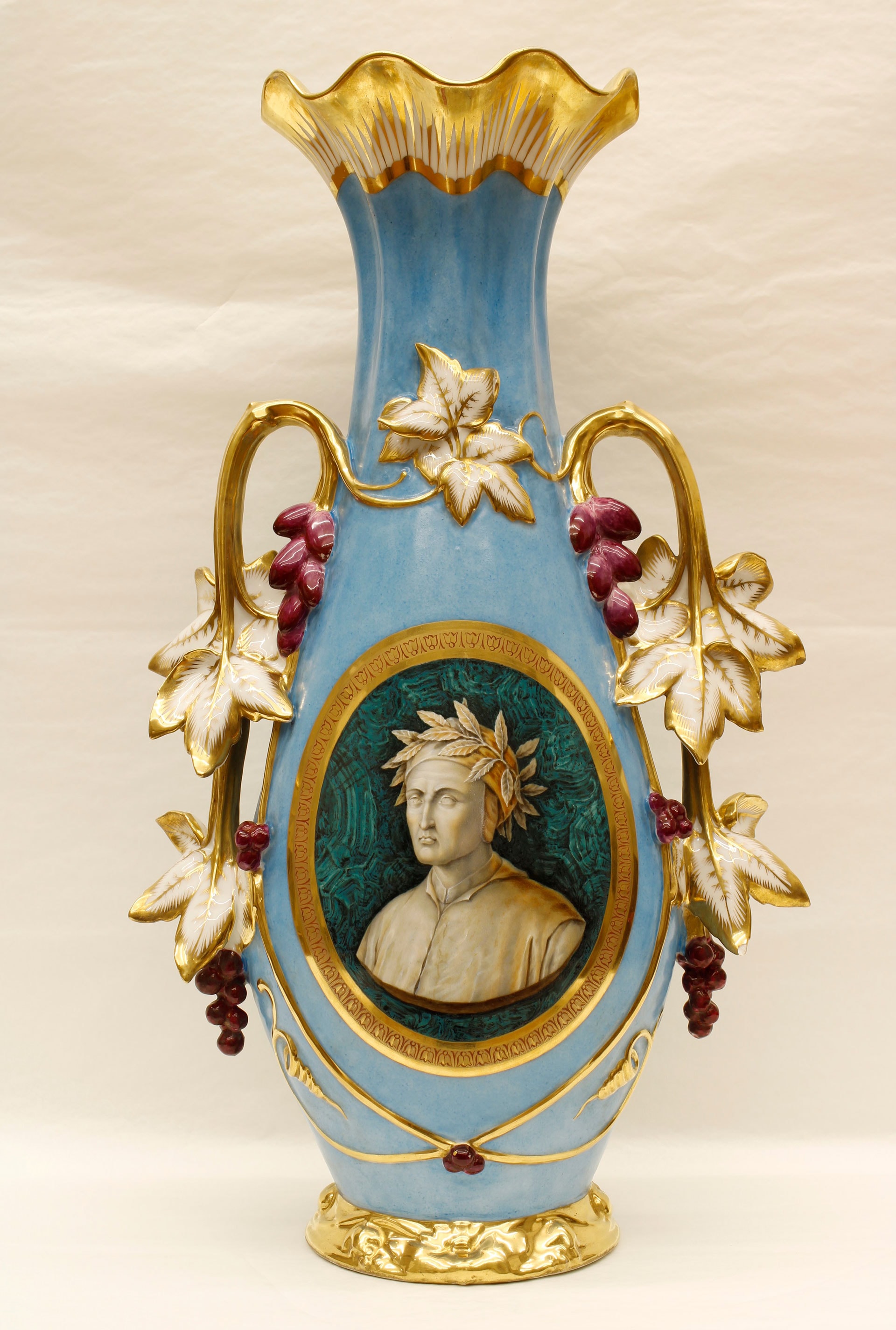 Manifattura francese, seconda metà del XIX secolo. Vaso di porcellana con ritratto di Dante Alighieri. Palazzo Reale di Napoli