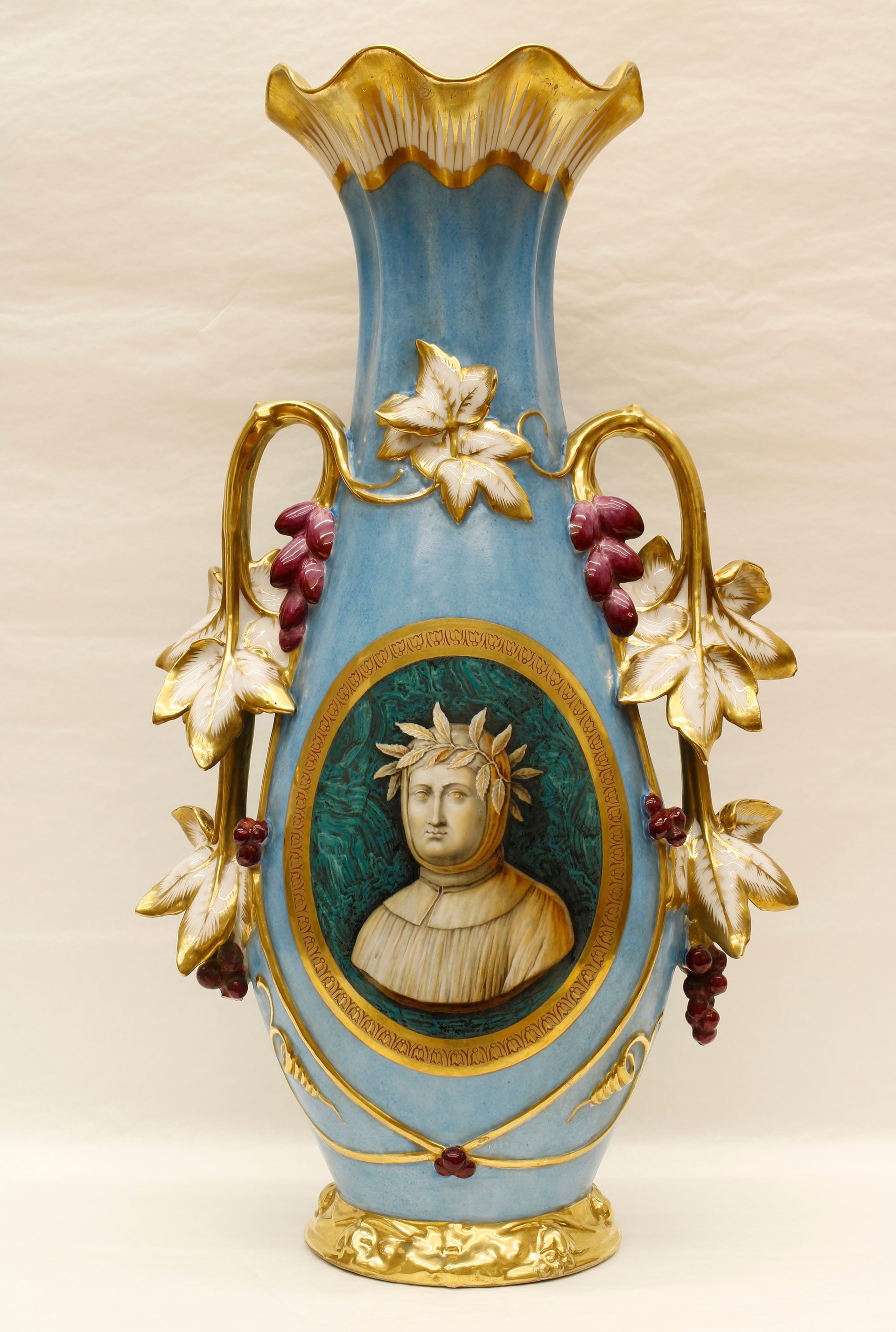 Manifattura francese, seconda metà del XIX secolo. Vaso di porcellana con ritratto Francesco Petrarca.Palazzo Reale di Napoli