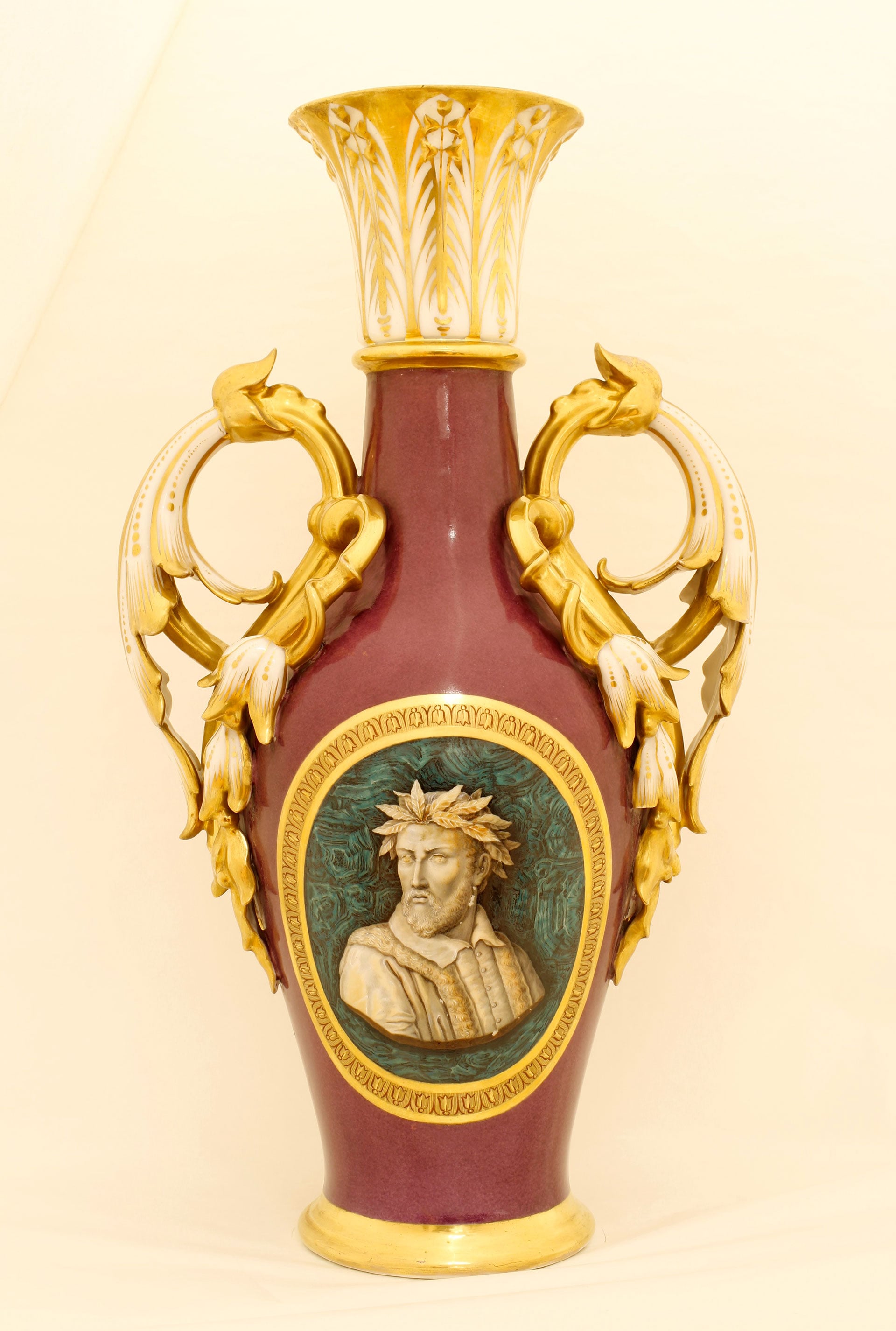 Manifattura francese, seconda metà del XIX secolo. Vaso di porcellana con ritratto di Torquato Tasso. Palazzo Reale di Napoli