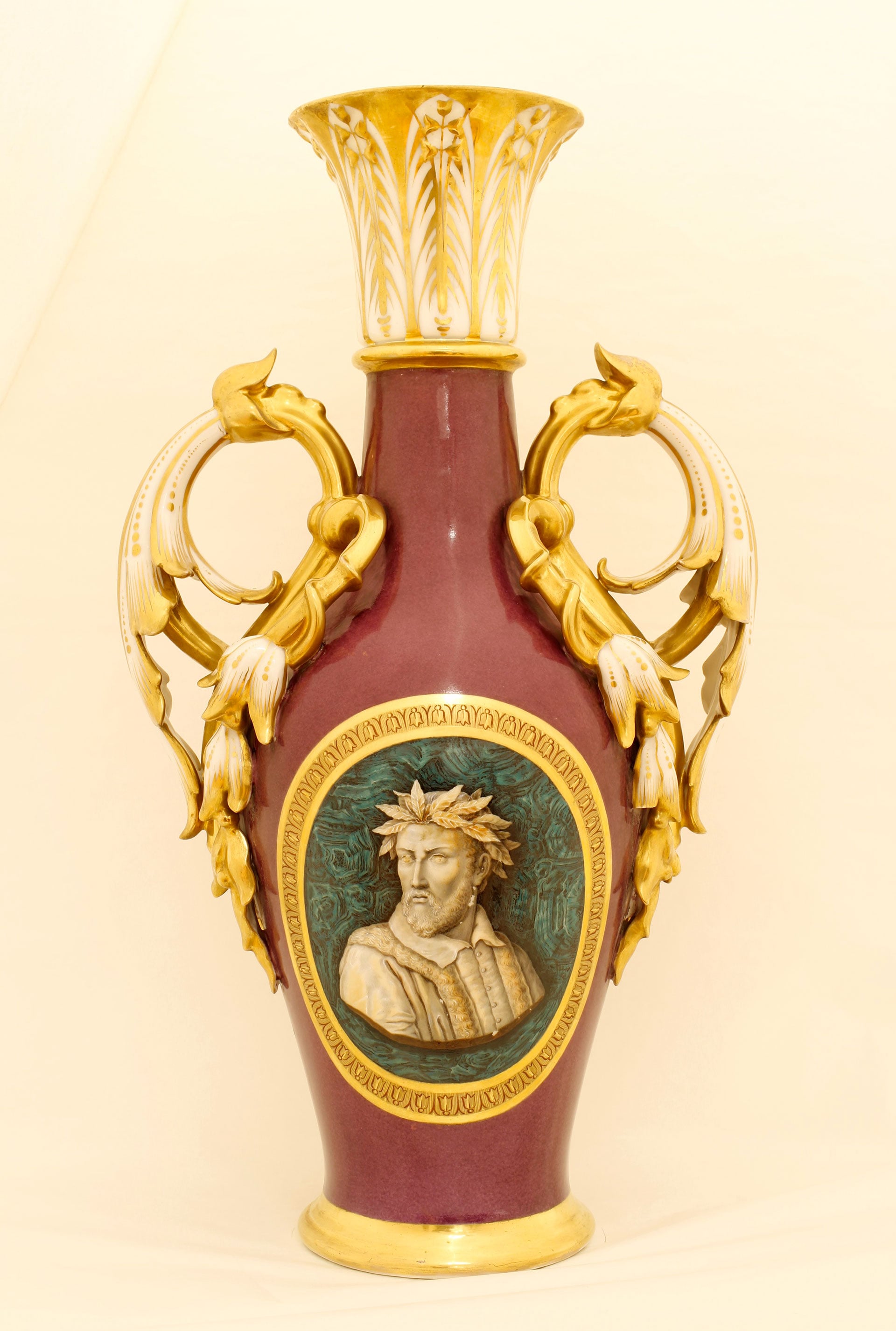 Manifattura francese, seconda metà del XIX secolo. Vaso di porcellana con ritratto di Torquato Tasso. Palazzo Reale di Napoli
