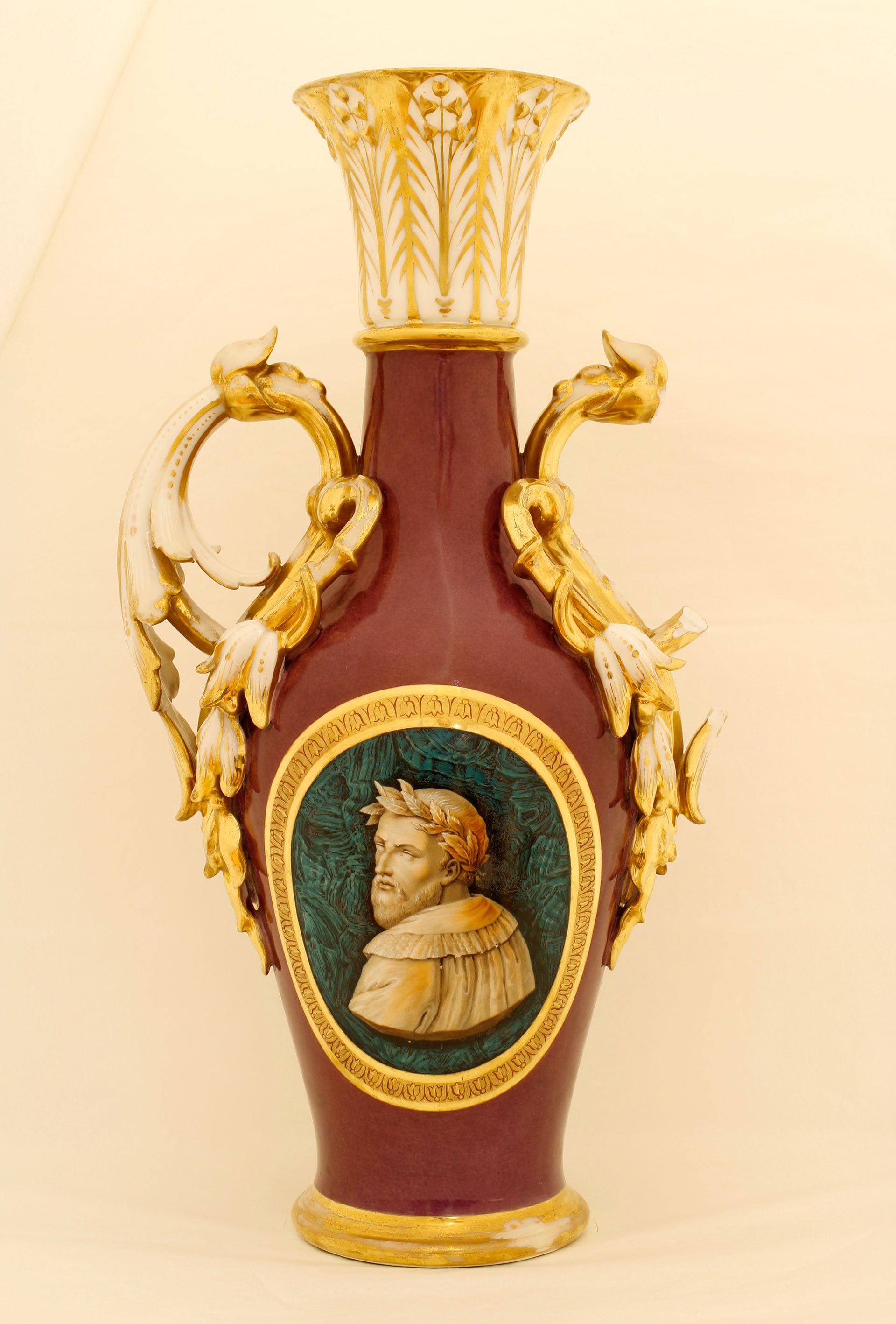 Manifattura francese, seconda metà del XIX secolo. Vaso di porcellana con ritratto di Ludovico Ariosto.Palazzo Reale di Napoli