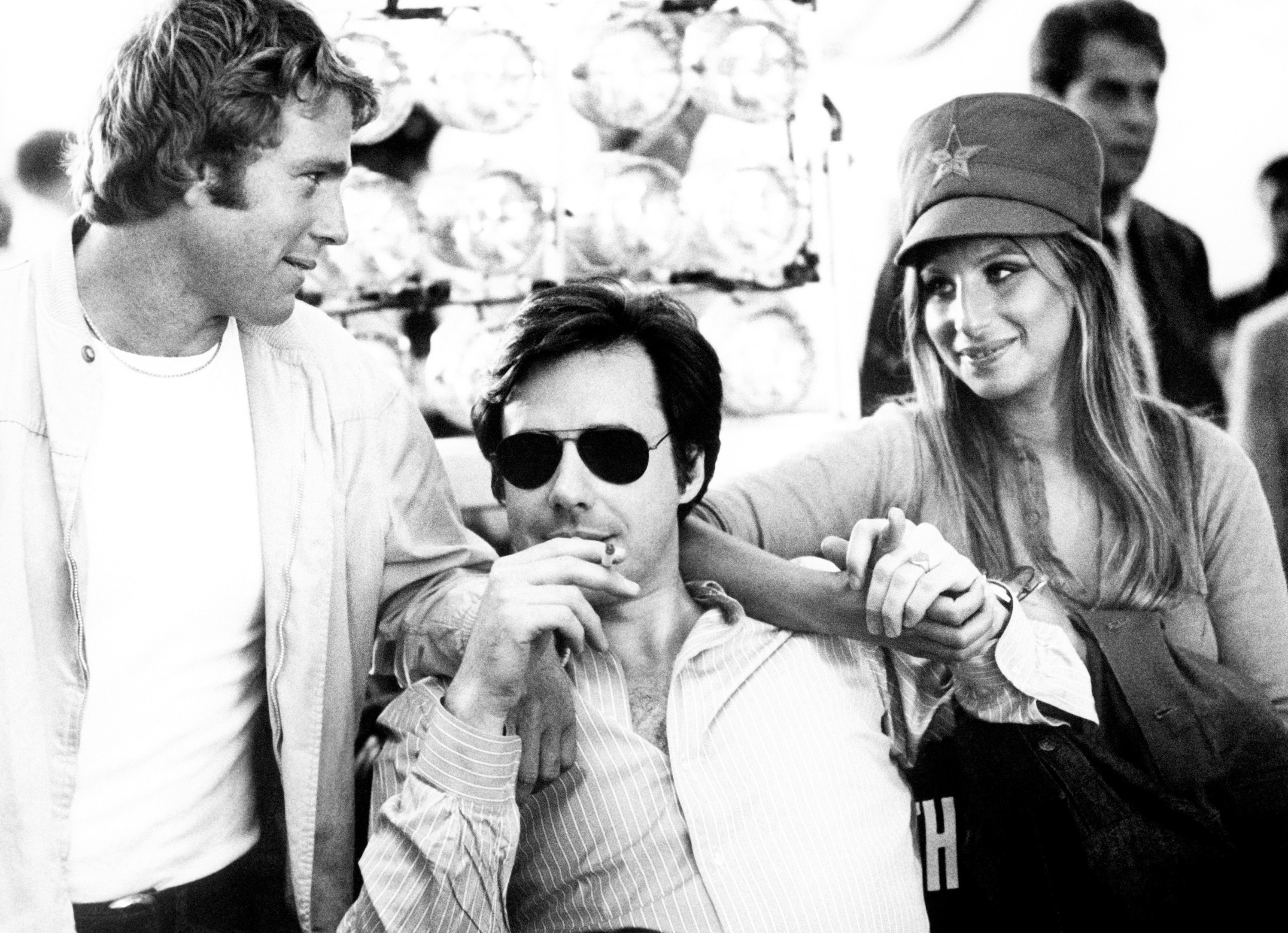 Sul set di "Ma papà ti manda sola?": al centro il regista Peter Bogdanovic e a sinistra l'attore Ryan O'Neal. 1972