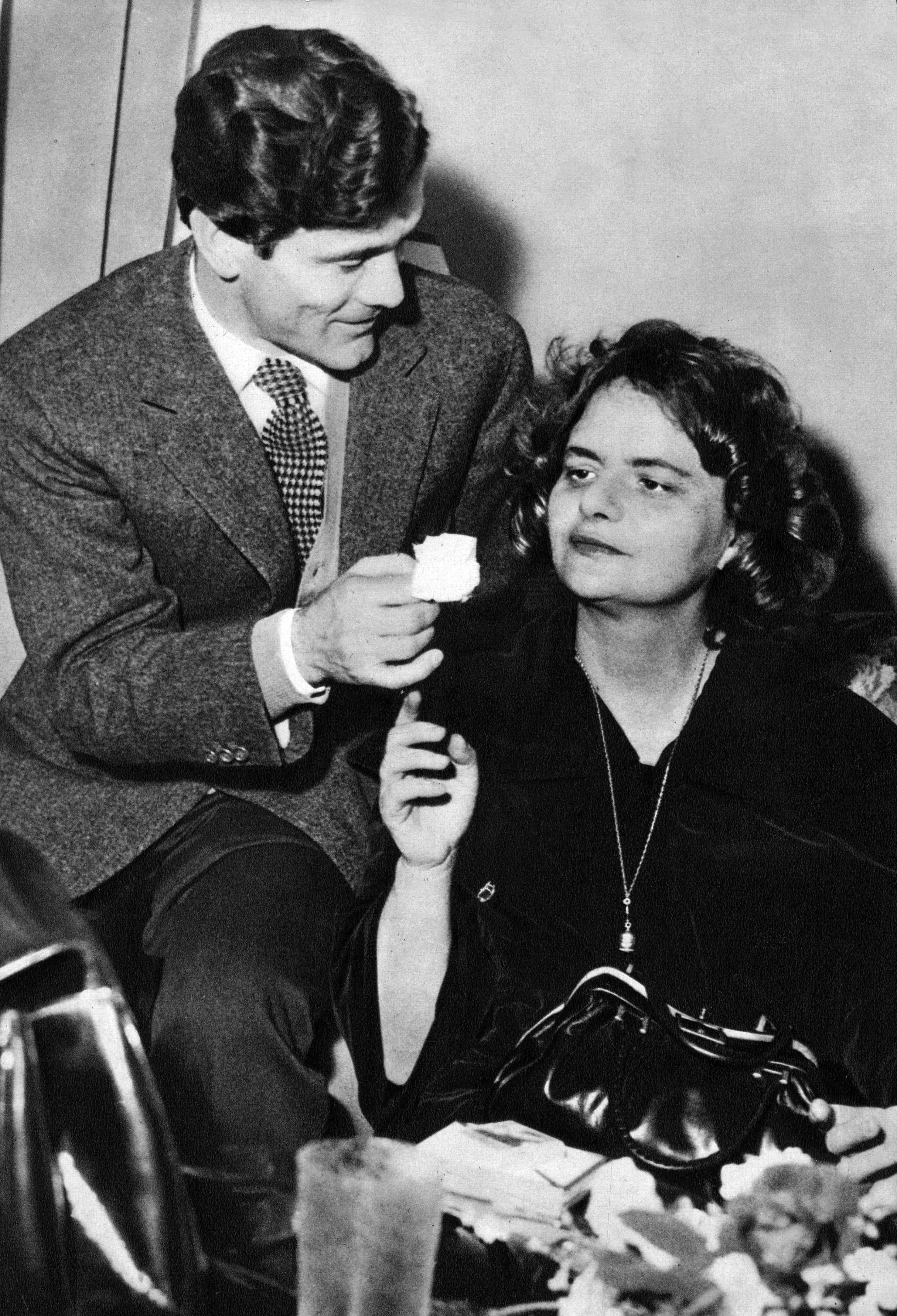 Menzogna e sortilegio di Elsa Morante (nella foto con Pier Paolo Pasolini, 1960)