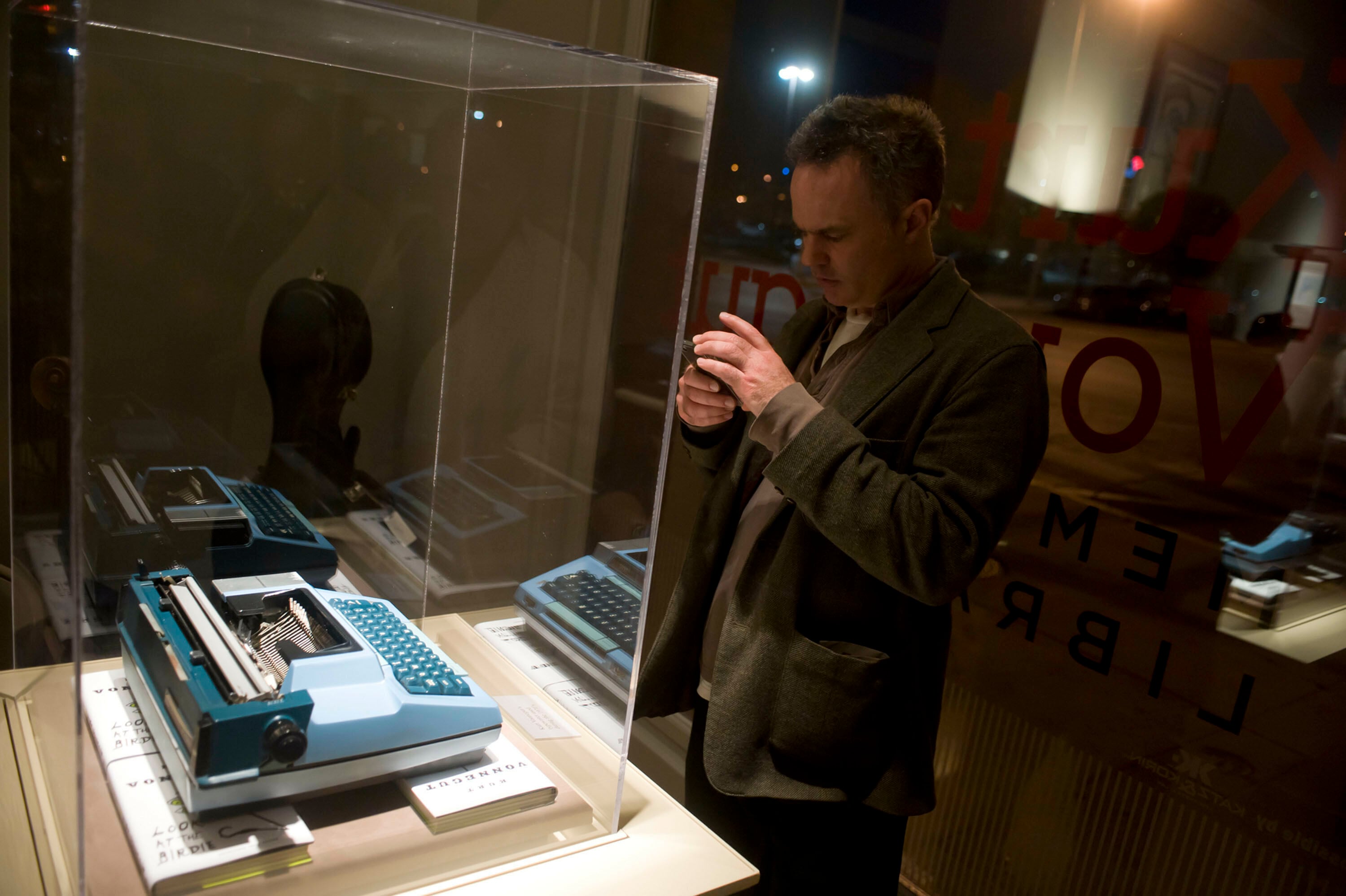 Indianapolis, Indiana, USA - La macchina da scrivere di Kurt Vonnegut presso il Kurt Vonnegut Memorial Li​brary, e un visitatore che la fotografa