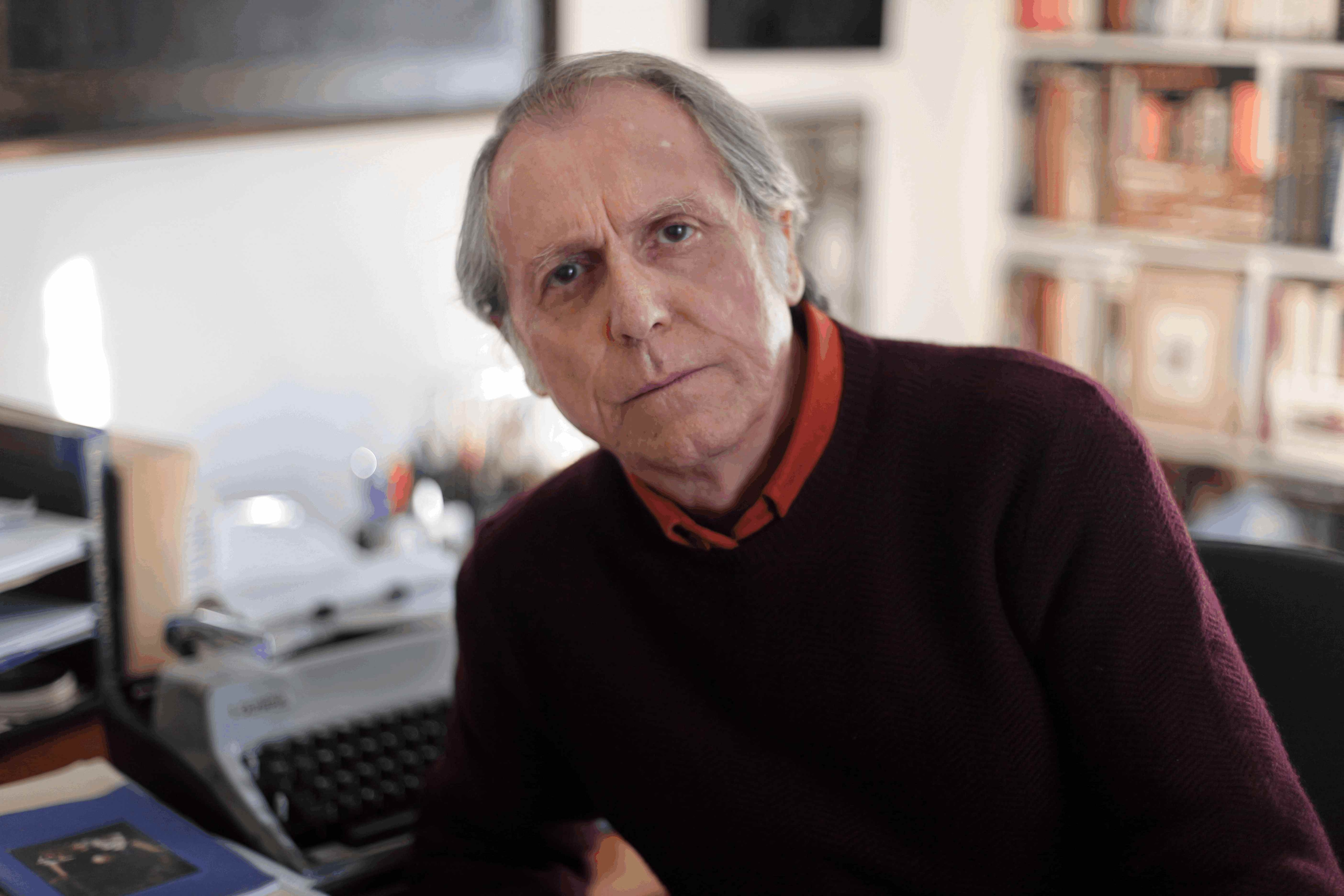 Don DeLillo e alle sue spalle la macchina da scrivere, nella sua casa a Westchester, New York, USA