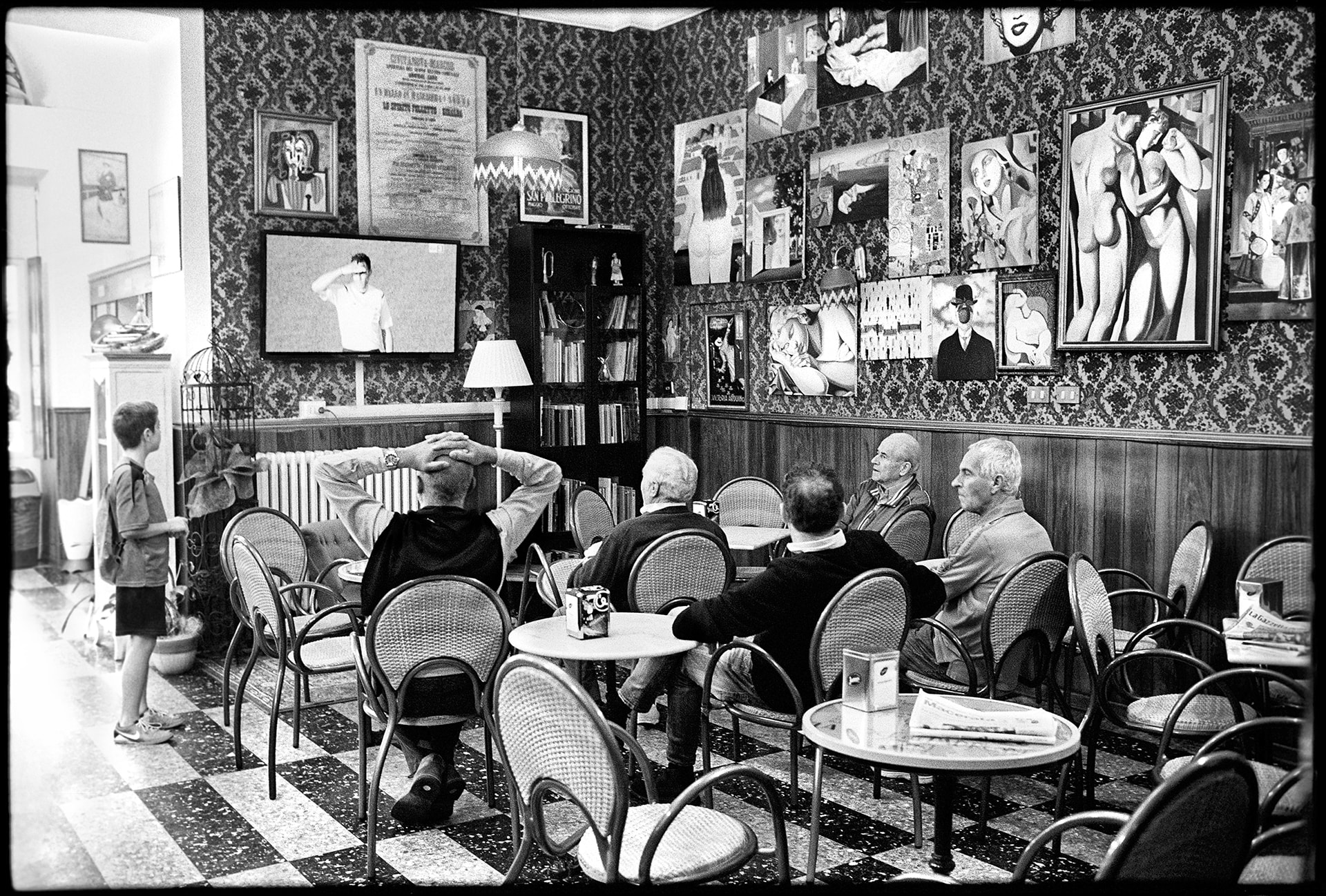 Emanuele Scorcelletti "Caffè del Teatro Cerolini, Civitanova Alta", 2015.