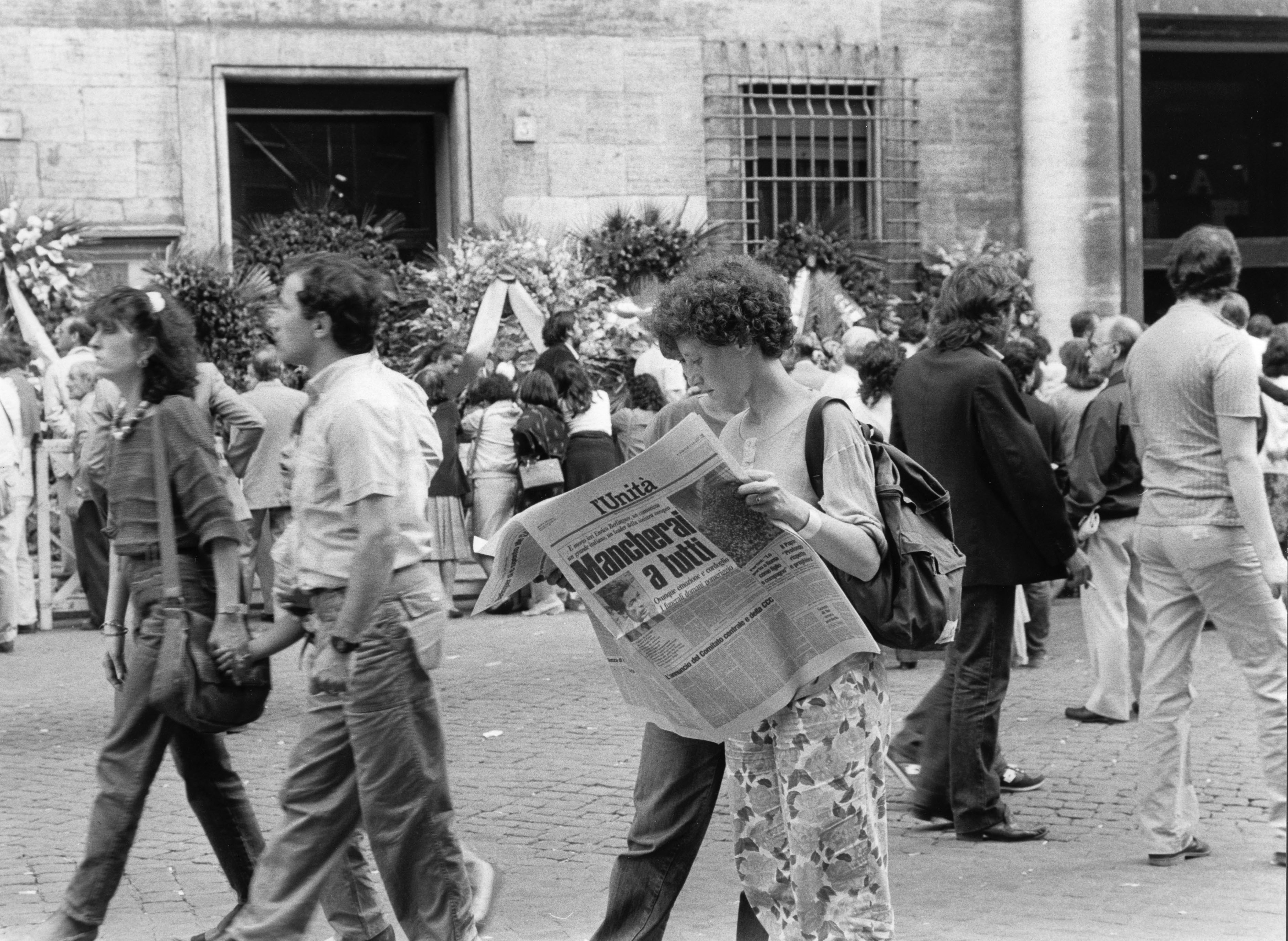 Una giovane donna intenta a leggere l'edizione del 13 giugno 1984 de L'Unità