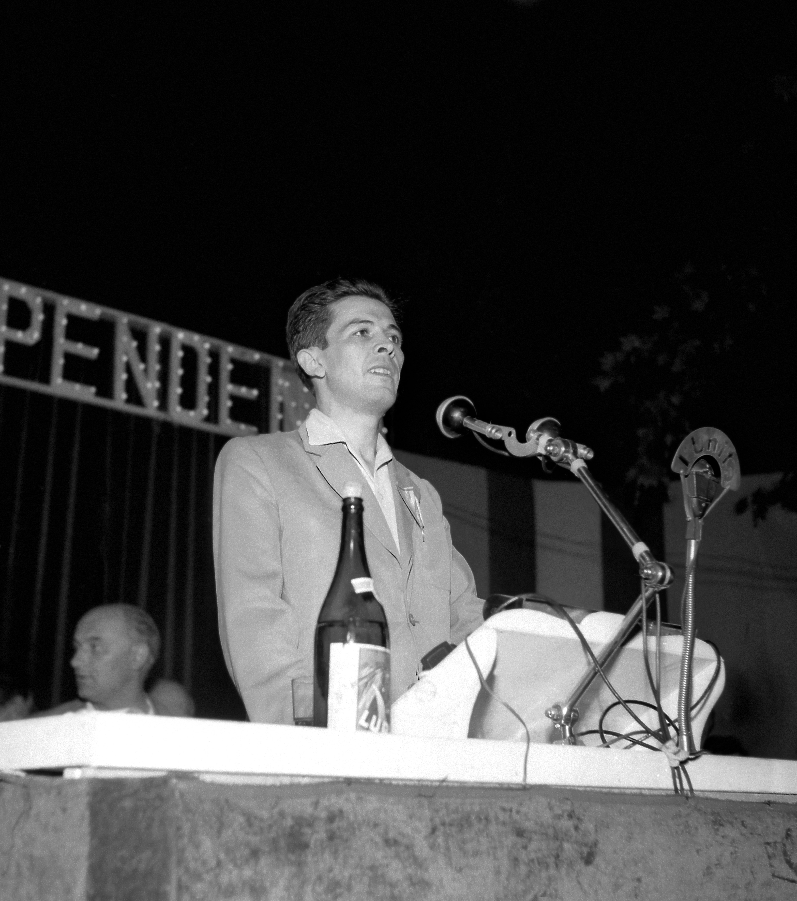 Autunno 1952: Berlinguer interviene ad un comizio tenuto da Palmiro Togliatti., con il quale lavora a stretto contatto agli inizi, come segreterio generale della rinata Federazione Giovanile Comunista Italiana (FGCI)