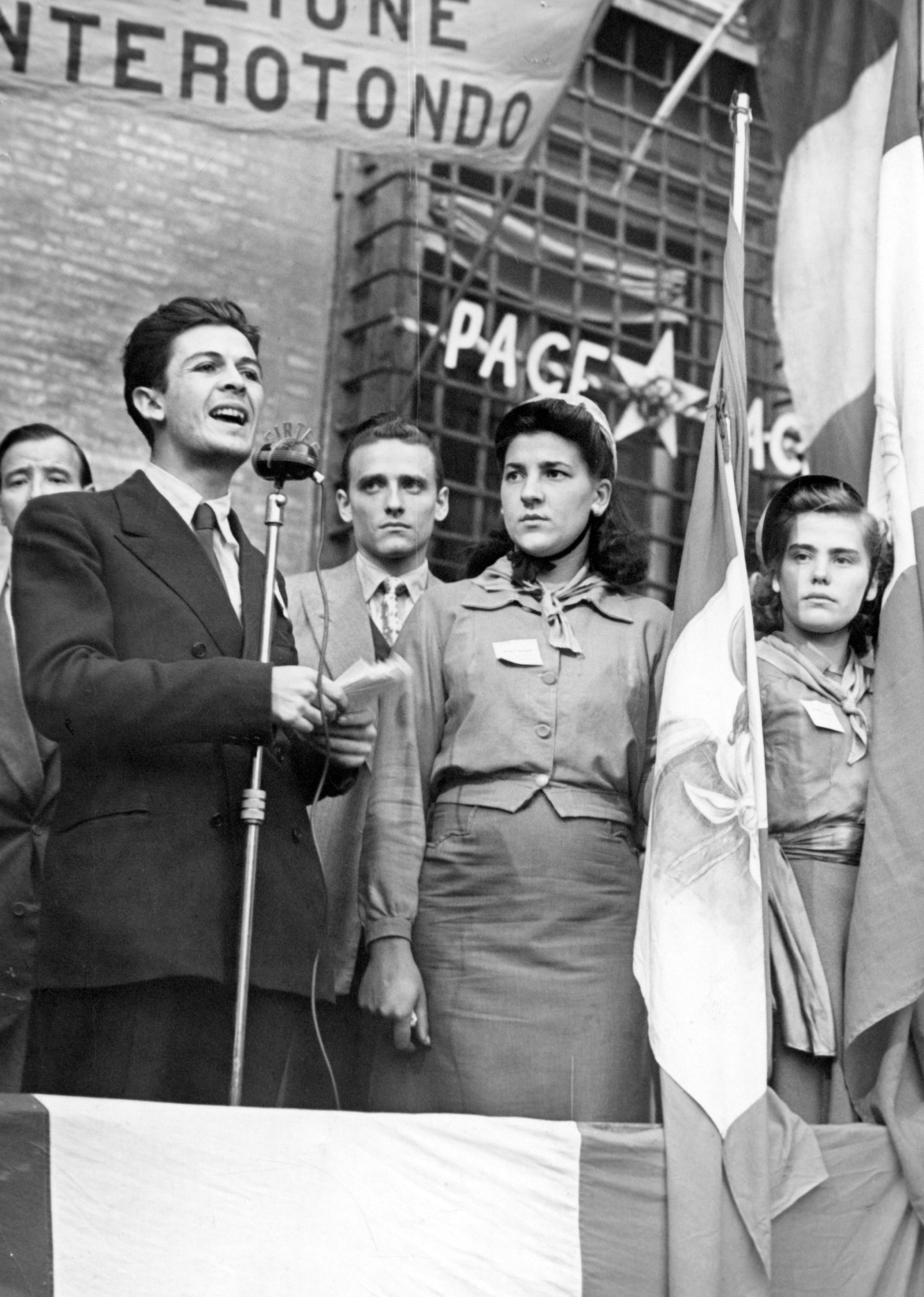 Un giovane Enrico Berlinguer durante un comizio contro la guerra a Roma nel 1948. Si iscrive al Partito Comunista Italiano nell'ottobre 1943