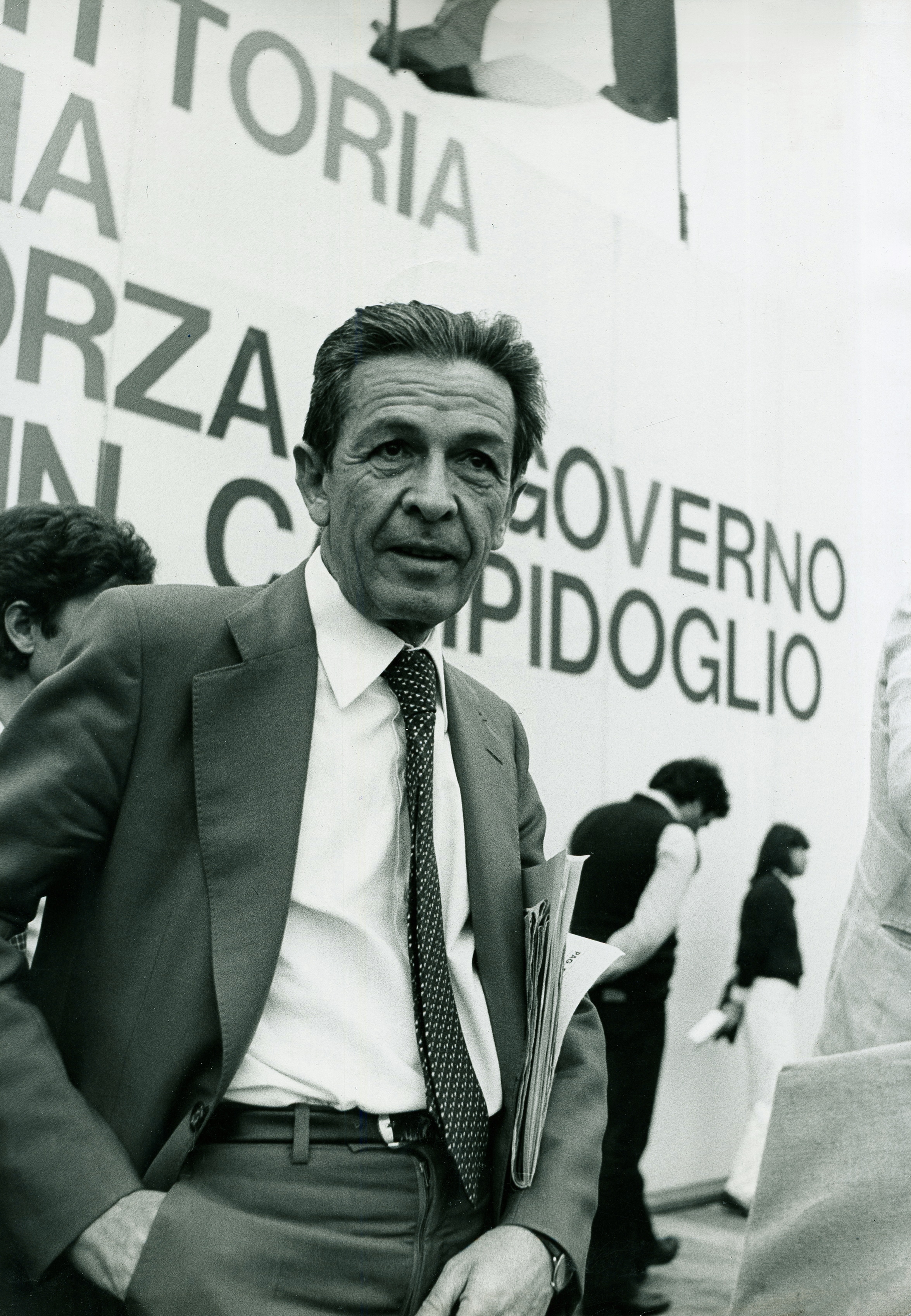 A Roma, nel 1976, alla manifestazione per la vittoria del PCI. Da segretario riporta due grandi successi elettorali, alle amministrative del 1975 e alle politiche del 1976