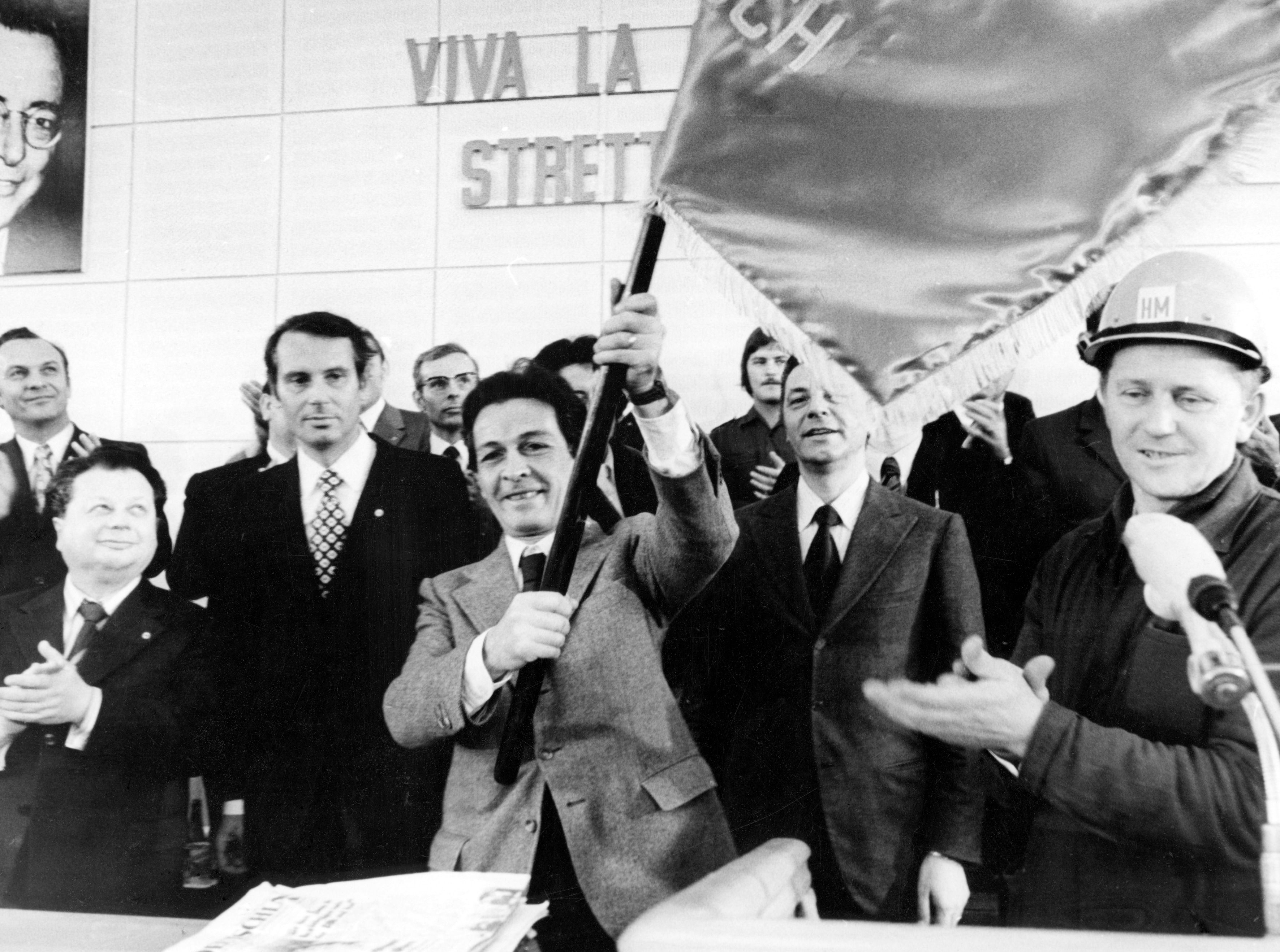 Nel 1973 ad una manifestazione pubblica. Un anno prima, nel 1972, al XII Congresso ottiene l'investitura definitiva alla segreteria del partito