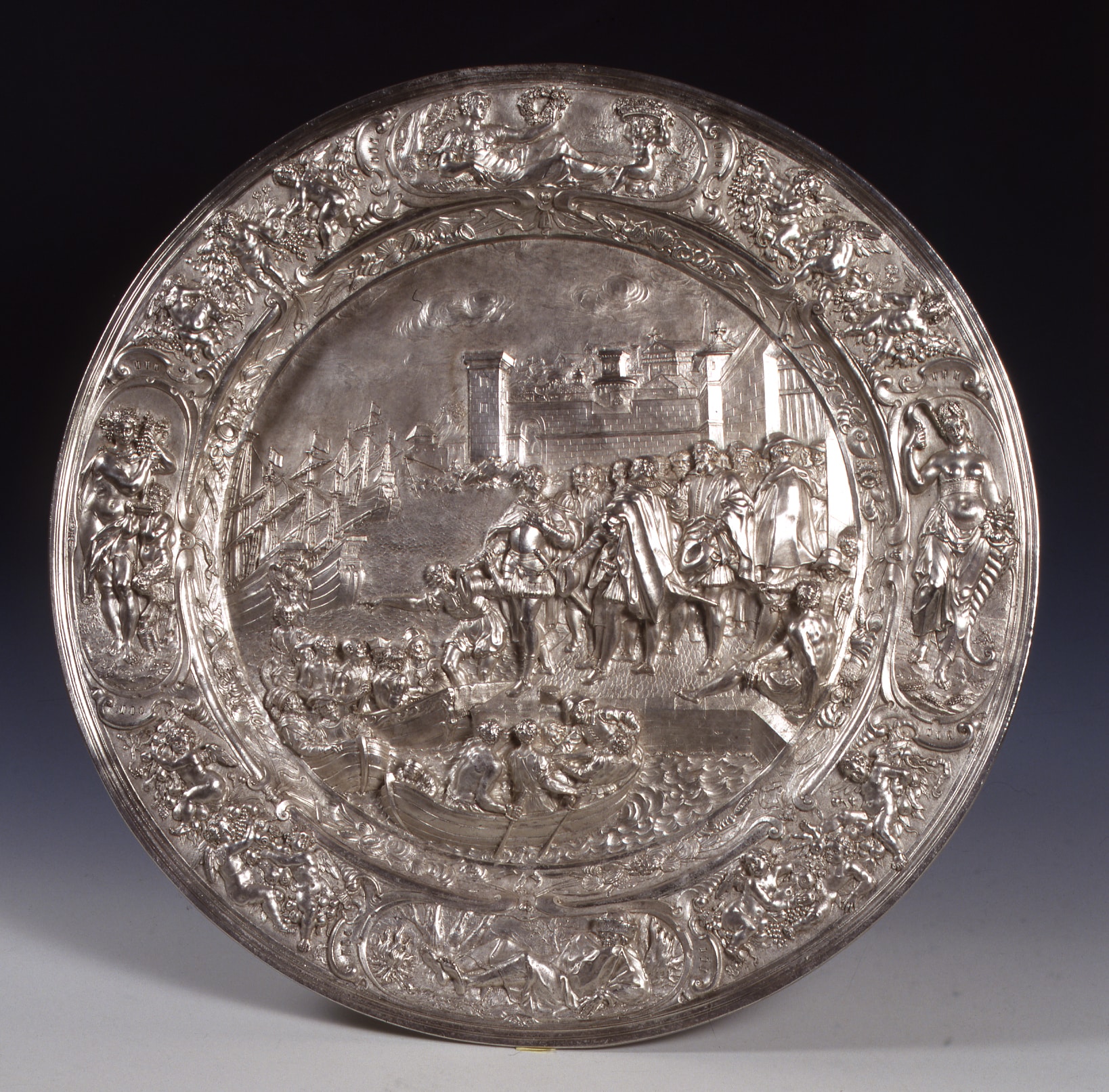 Matthias Melijn, Bacile con la Partenza di Cristoforo Colombo da Palos, 1630 circa, argento lavorato a sbalzo, diametro 56,5cm., Galleria Nazionale di Palazzo Spinola, Genova © Su concessione del Ministero della Cultura, Galleria Nazionale della Liguria a Palazzo Spinola