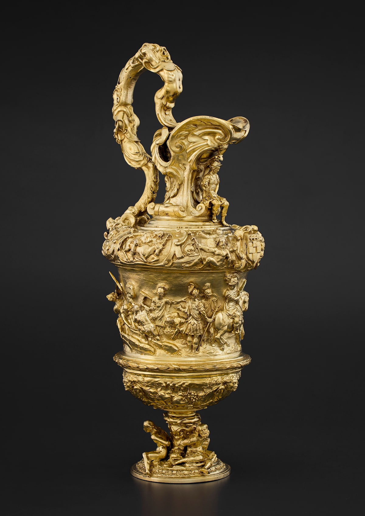 Giovanni Aelbosca Belga (?), Versatoio con Orazio Coclite che dà disposizioni per distruggere il ponte Sublicio, 1630–1635 circa, argento dorato lavorato a sbalzo, altezza 53,2cm., Collezione privata