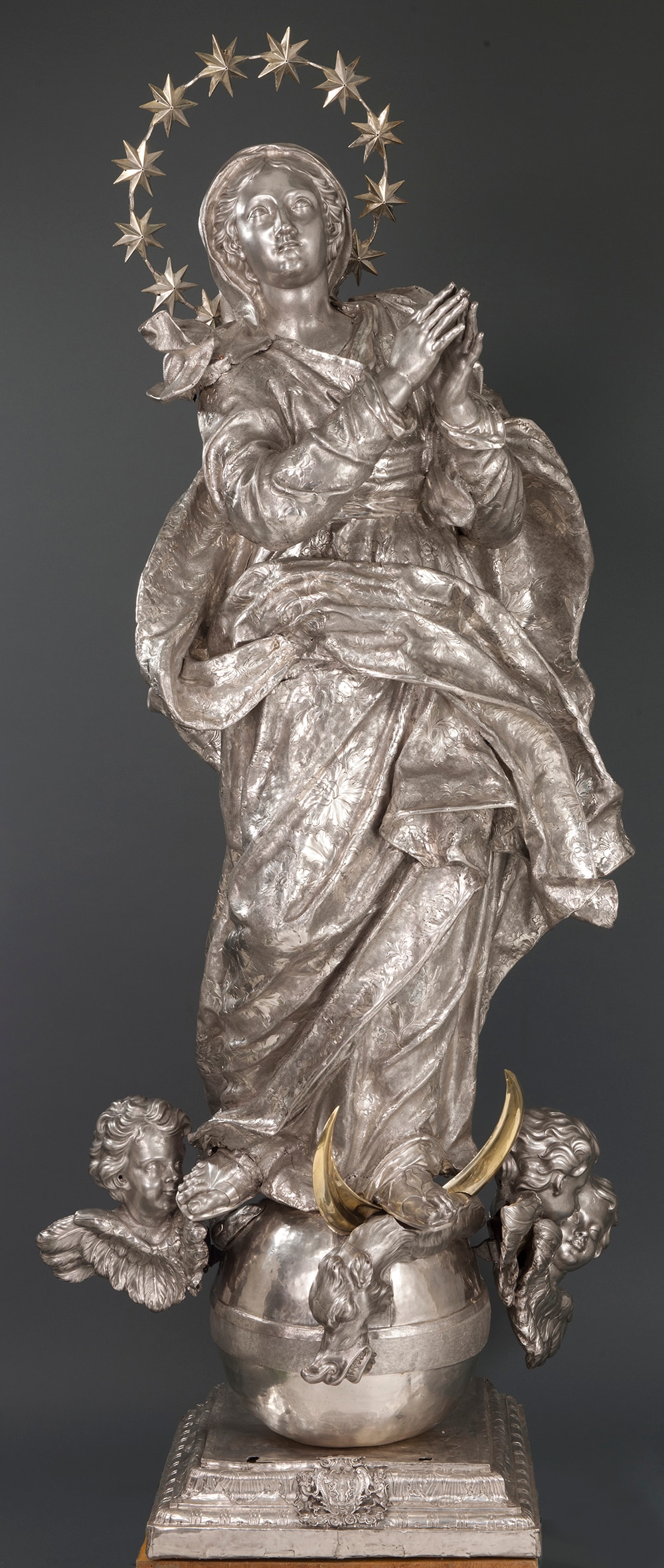 Argentiere genovese, Madonna Immacolata, 1748, argento sopra ad un manichino di legno, 194×68×46cm., Museo del Tesoro della Cattedrale metropolitana di San Lorenzo, Genova, Foto Luigino Visconti