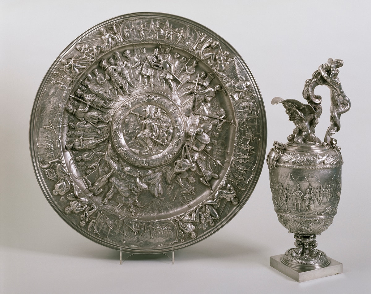 Giovanni Aelbosca Belga, Bacile e versatoio con l’impresa di Giovanni Grimaldi sul Po, bacile 1621, versatoio 1622, argento lavorato a sbalzo, diametro piatto 64cm., altezza brocca 54cm., Victoria and Albert Museum, Londra © Victoria and Albert Museum, Londra