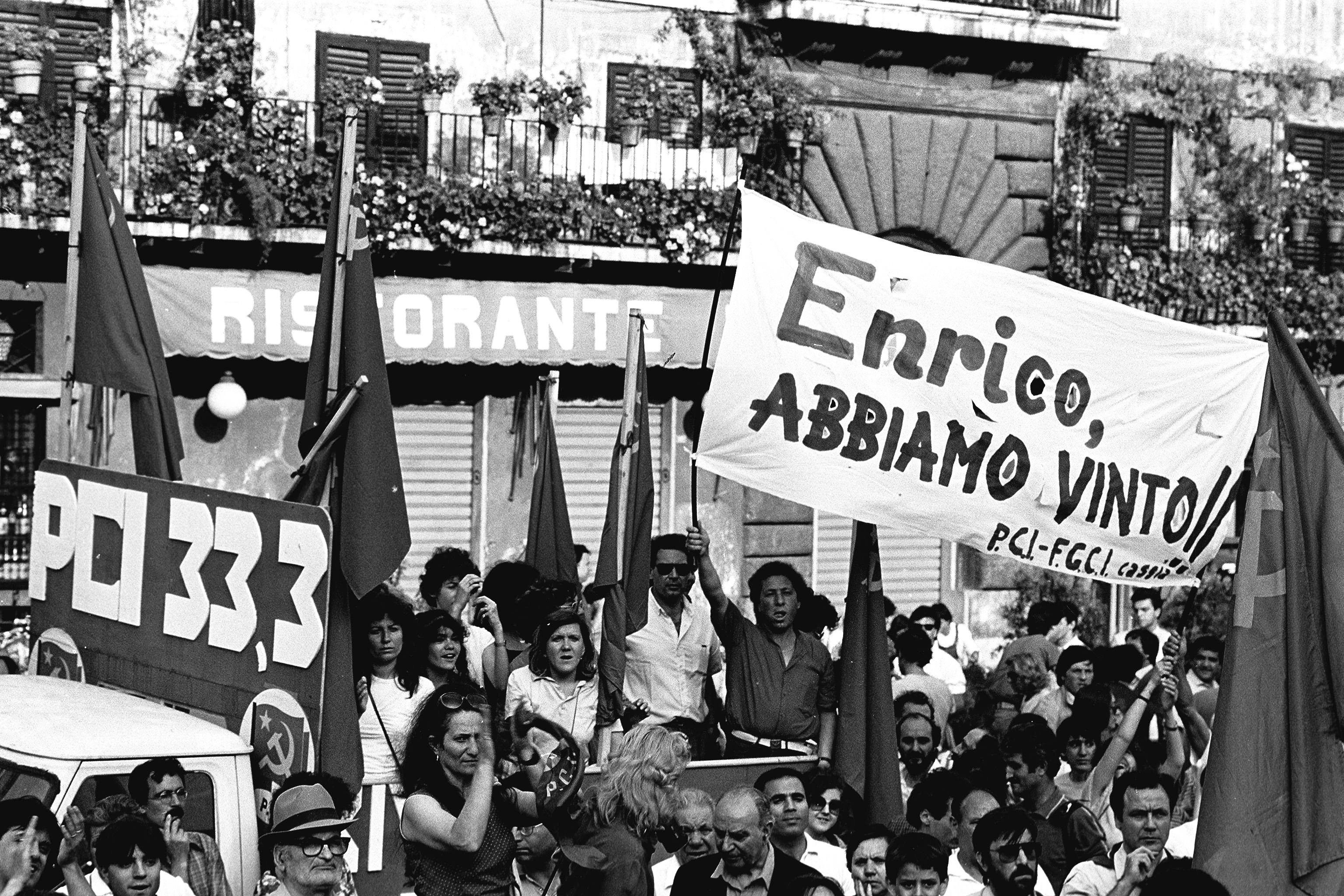 Uno striscione al comizio dopo le elezioni europee del 1984, tenutesi pochi giorni dopo la scomparsa di Berlinguer. Il Partito Comunista per la prima volta nella storia ottiene un numero di voti maggiore della Democrazia Cristiana, quasi come se il corpo elettorale volesse conferire un tributo speciale al compianto segretario