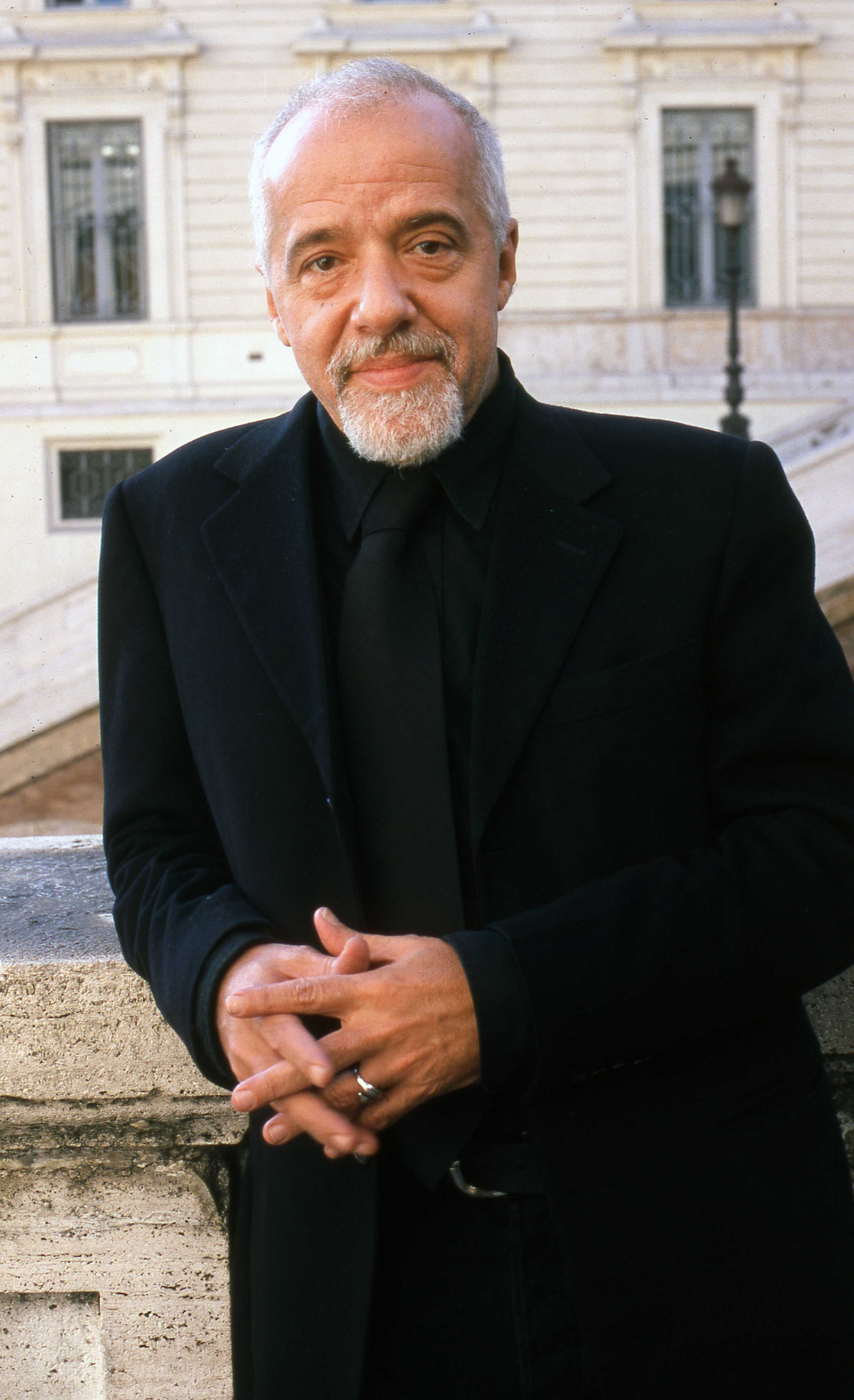 L’alchimista, di Paulo Coelho, pubblicato nel 1988 e tradotto dal portoghese in 80 lingue