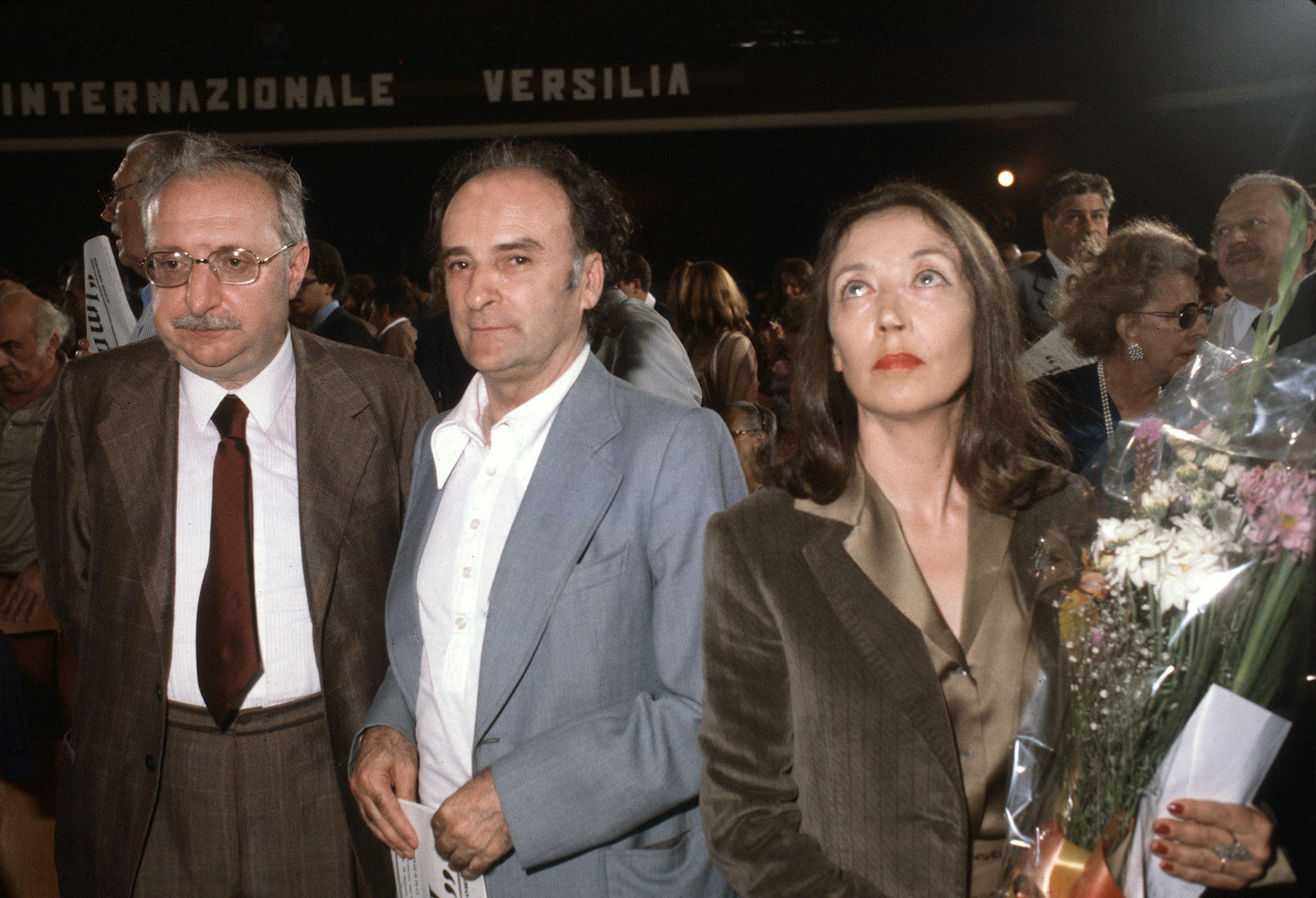 Dicembre 1976, 50° Premio Viareggio, Oriana Fallaci (Premio del Presidente) con Giorgio Manganelli (Premio Narrativa) e Andrea Zanzotto (Premio Poesia)