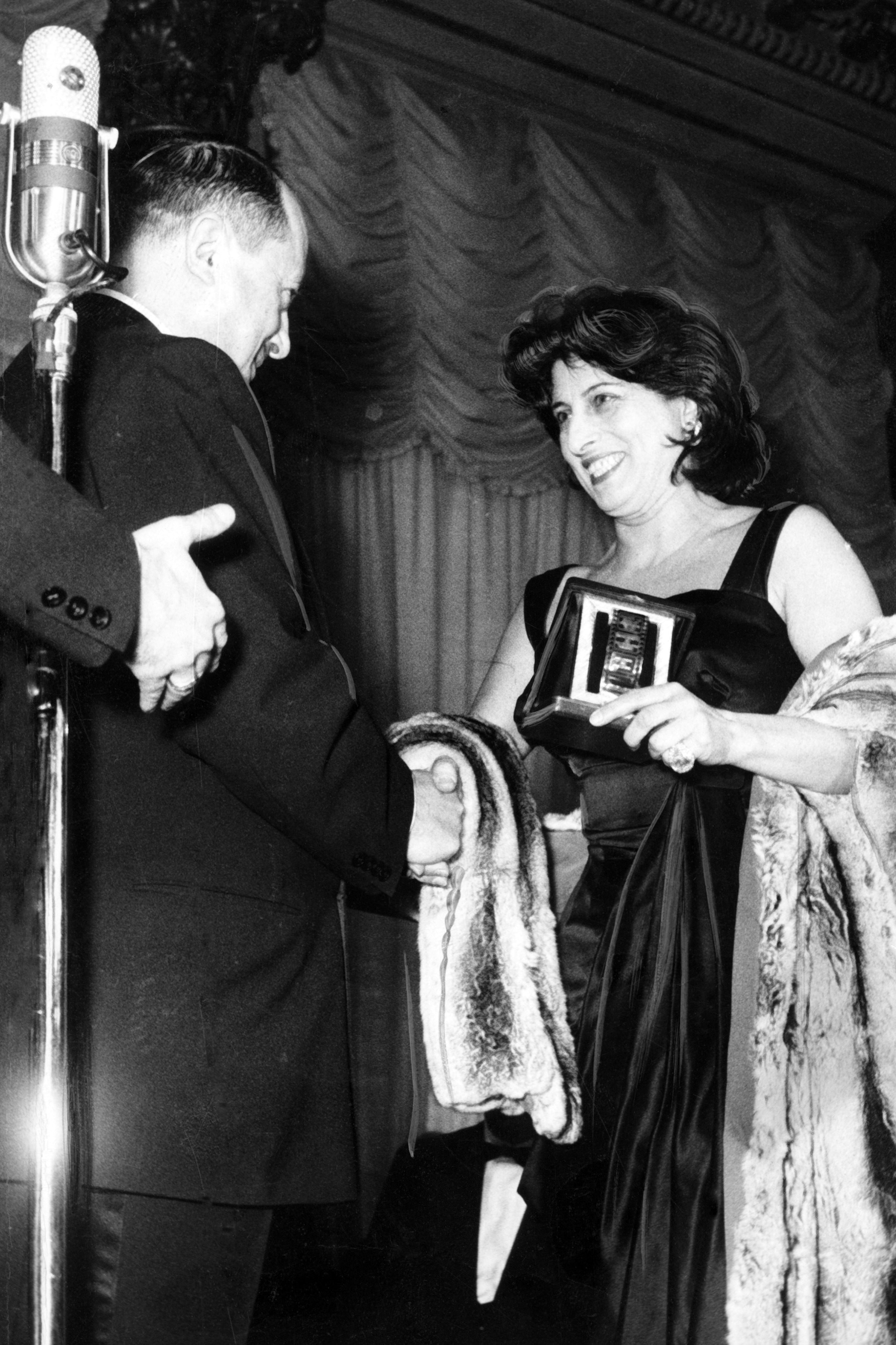 Nastri 1957. Anna Magnani riceve il premio come Migliore attrice protagonista per il film di Mario Camerini "Suor Letizia, il più grande amore"